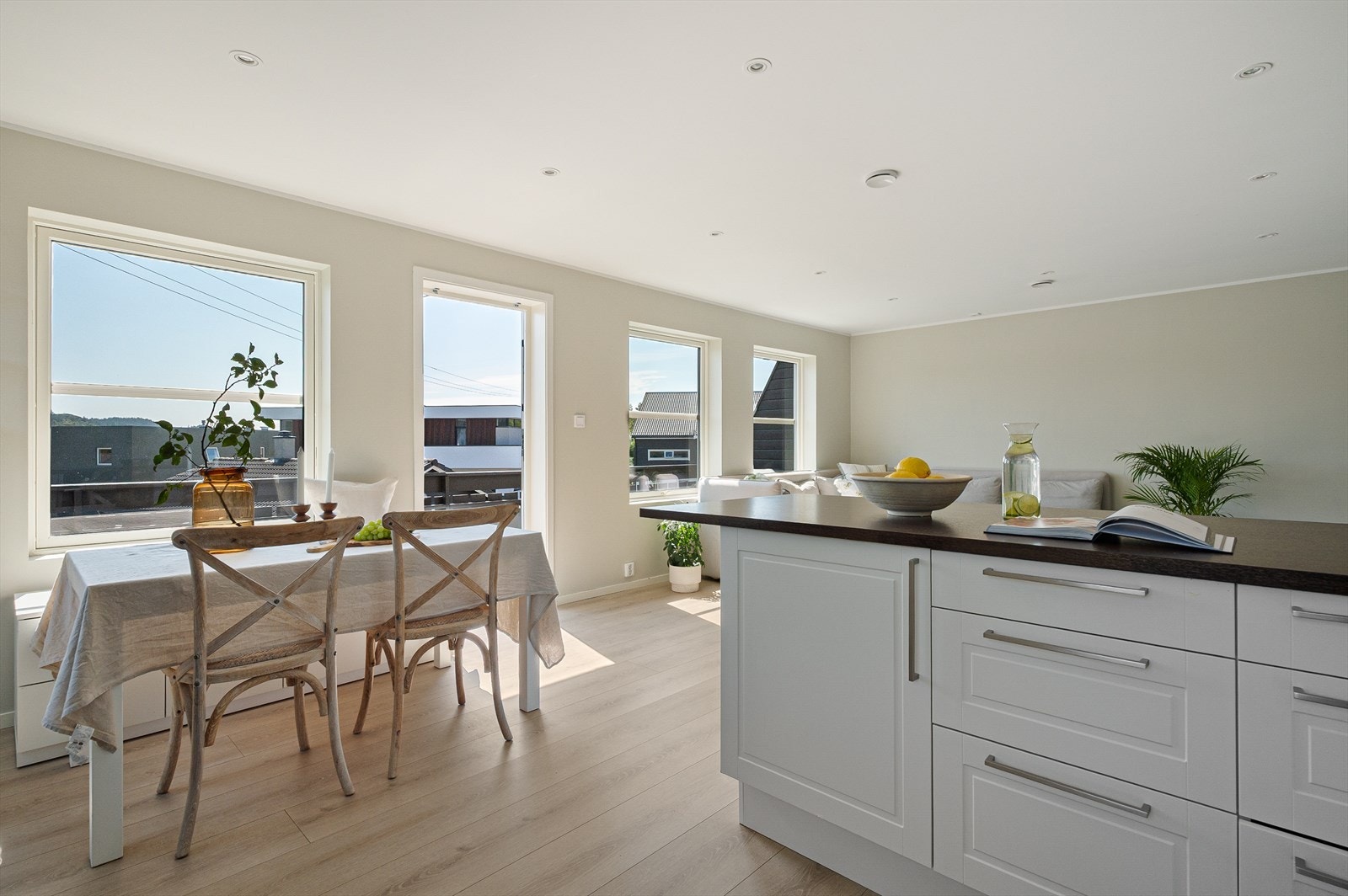 - Godt med skap- og benkeplass til glede for husets kokk - Galleribilde