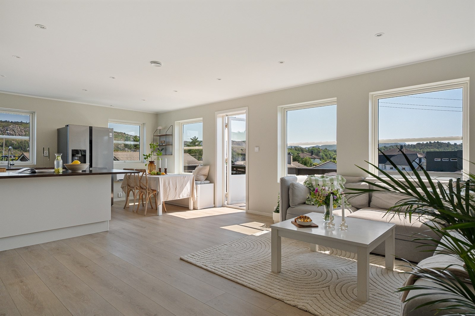 - Hovedetasjen inneholder hall m/trapp, stue/kjøkken, soverom, bad og vaskerom - Galleribilde