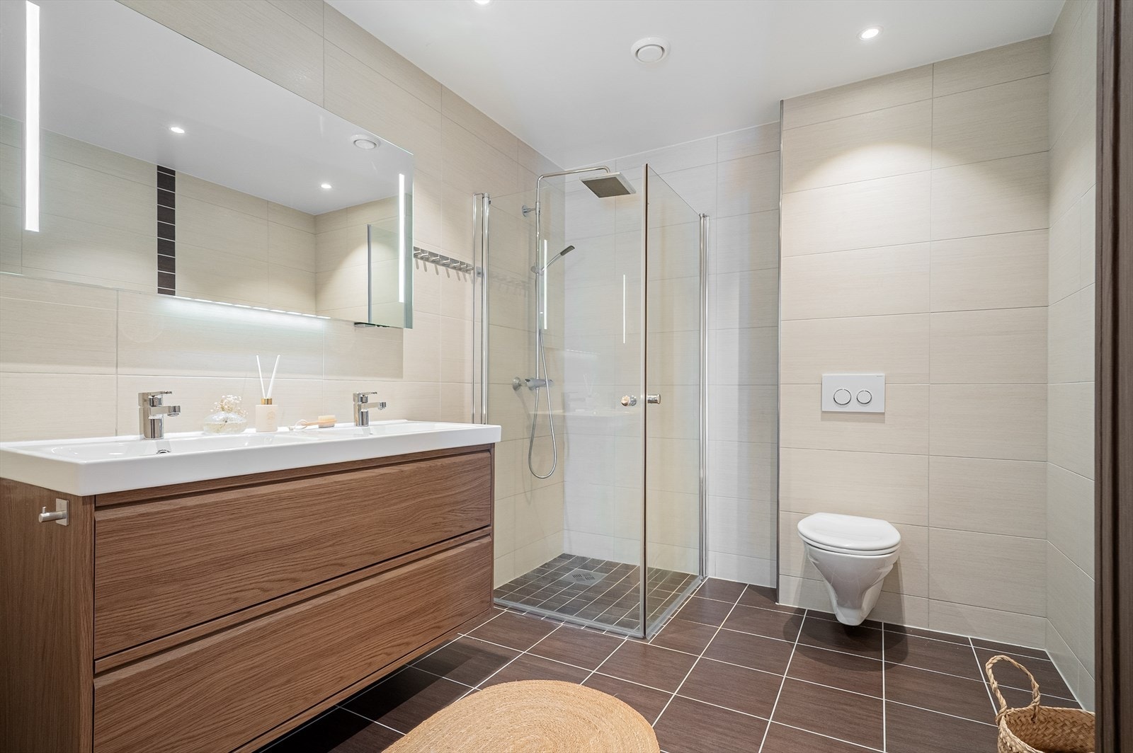 - Lekkert, helfliset baderom med behagelig varme i gulv - Galleribilde