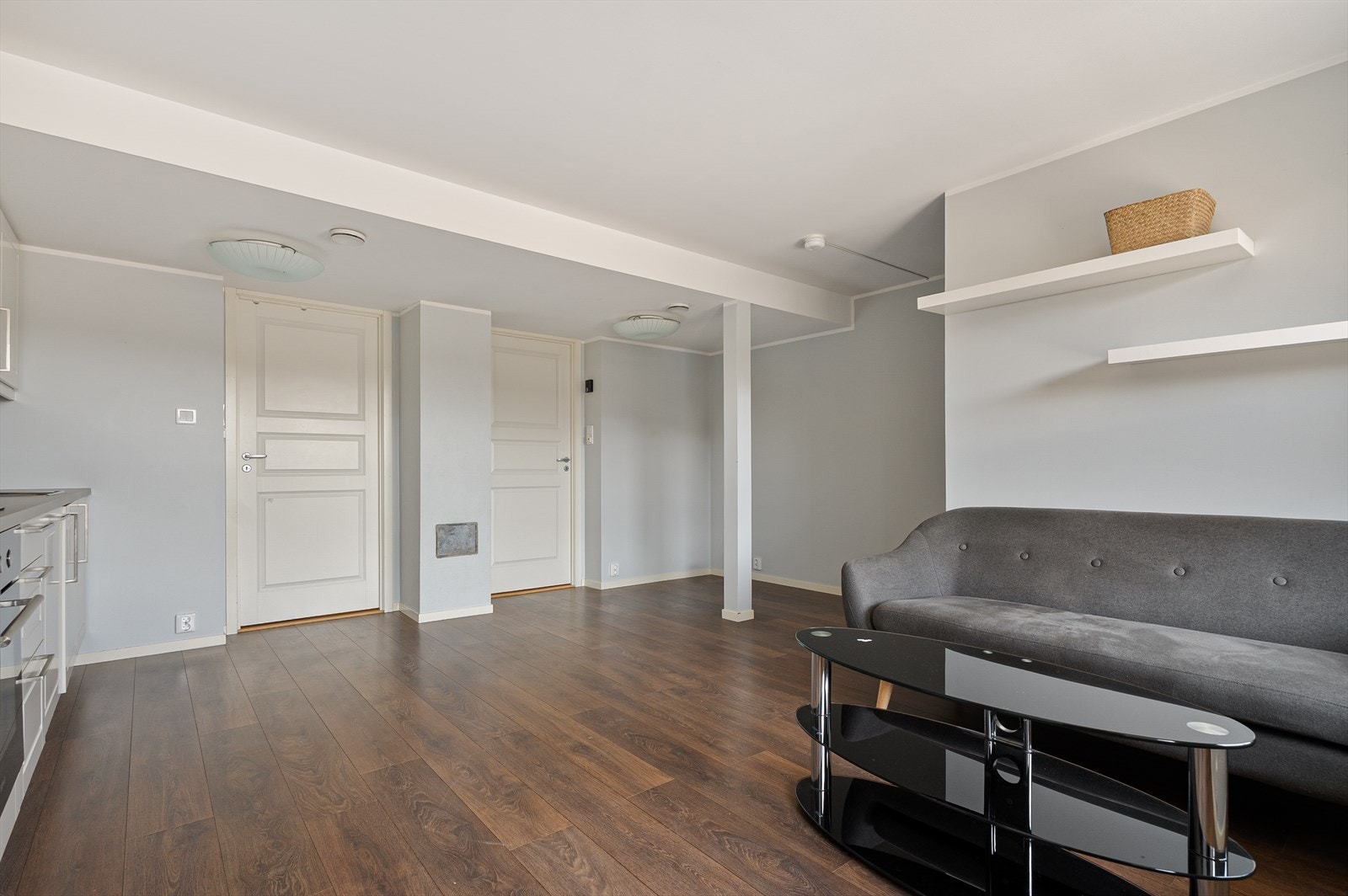 - Kjøkkeninnredning fra HTH med profilerte fronter i mdf og laminert benkeplate. Integrert oppvaskmaskin samt komfyr med induksjonstopp - Galleribilde