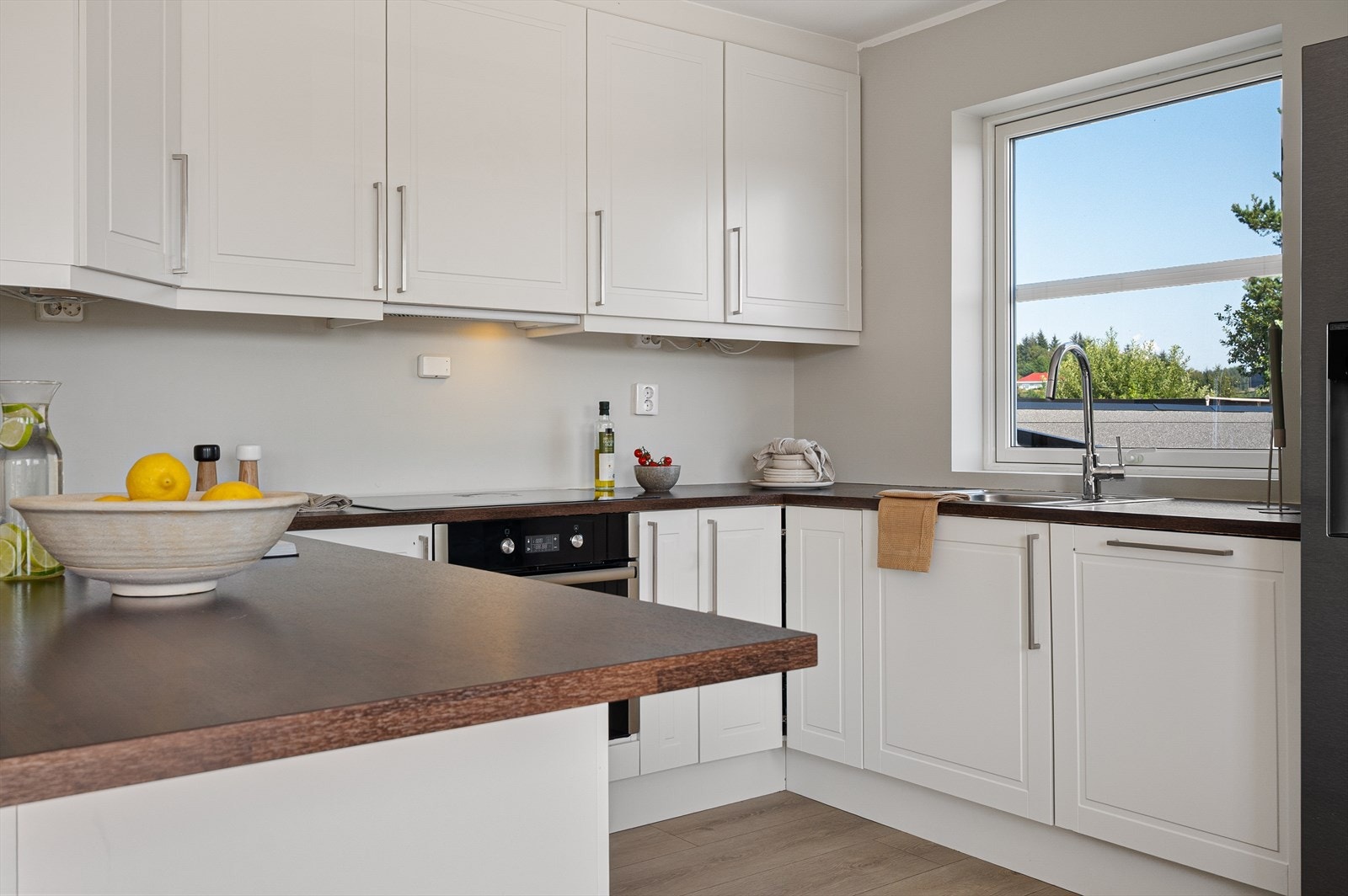 - Ny eier får gleden av integrert oppvaskmaskin og komfyr med induksjonstopp - Galleribilde