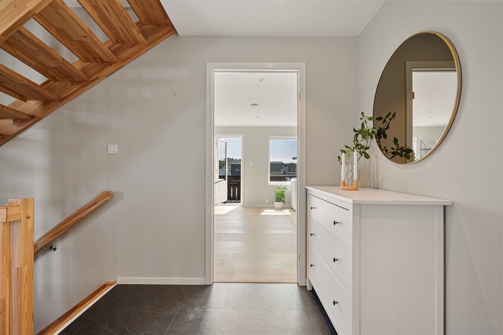 - Romslig gang med praktiske fliser på gulv - Galleribilde