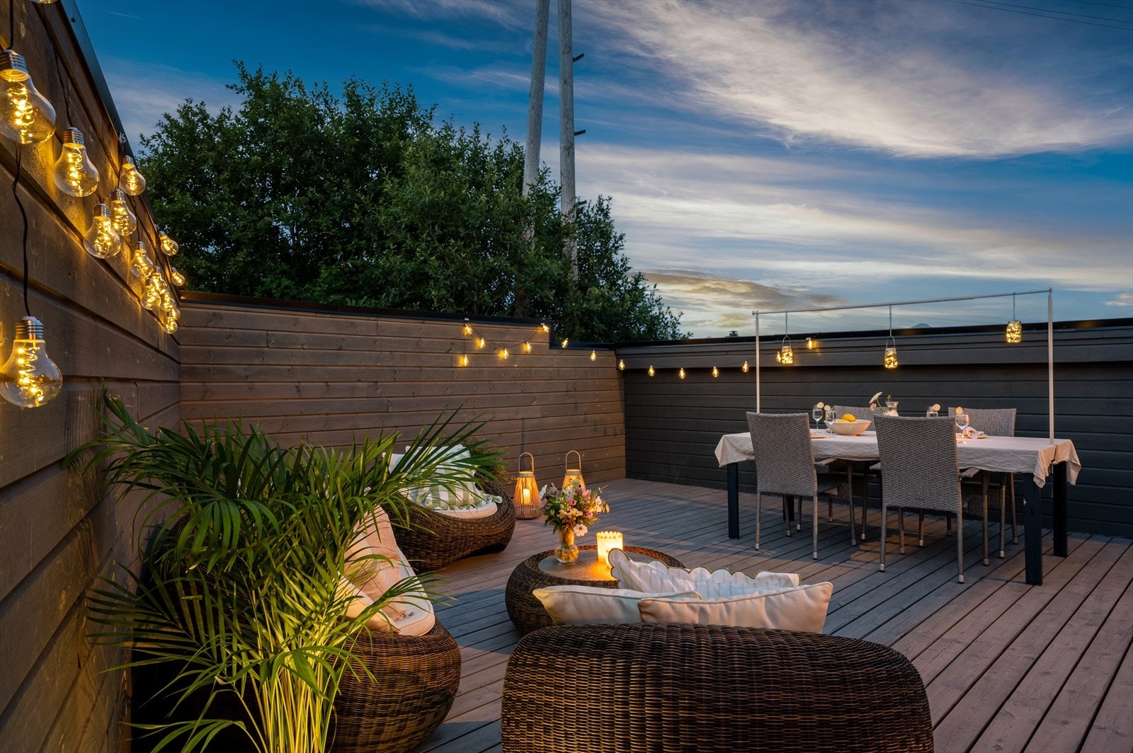 - Terrassen oppleves privat, godt skjermet for innsyn med høye levegger - Galleribilde