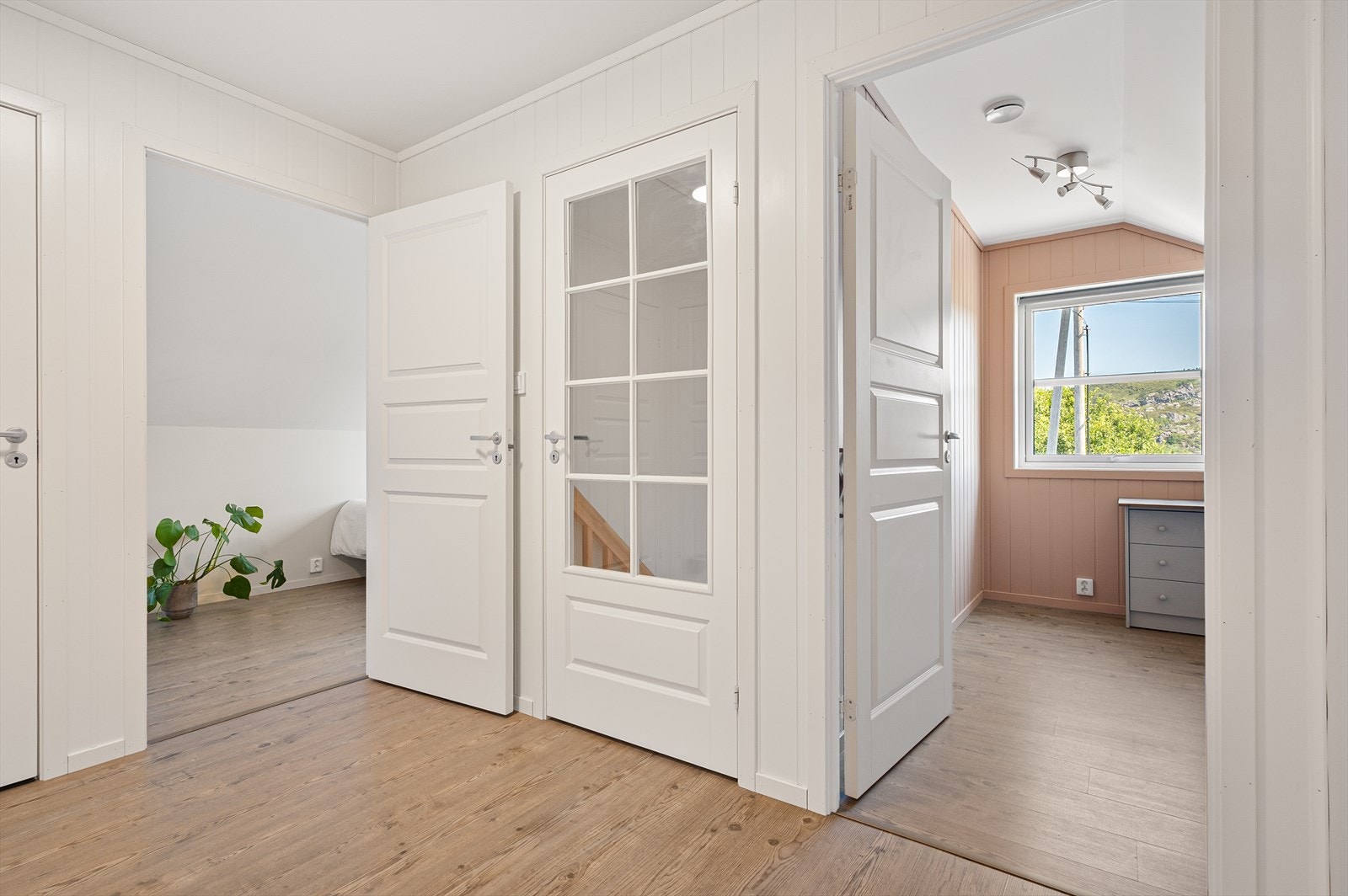 - 2. etasje inneholder trapperom, loftstue, 2 soverom, toalettrom og bod - Galleribilde