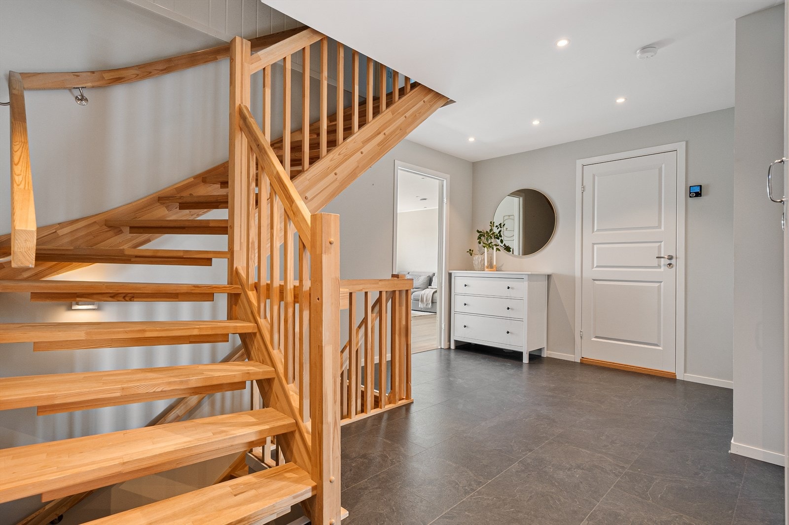 - Boligen har balansert ventilasjon med varmegjenvinning, noe som bidrar til bedre luftkvalitet, innemiljø og energieffektivitet - Galleribilde