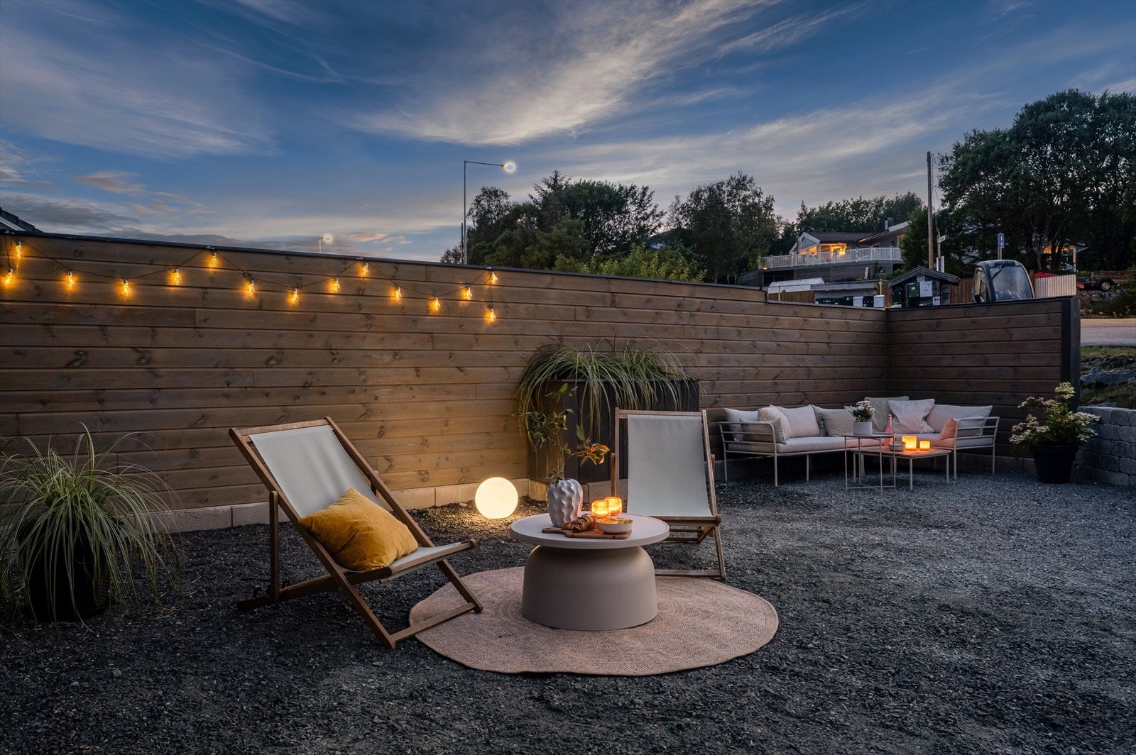 - Du kan enkelt forflytte deg rundt på tomten og nyte sommersolen omtrent hele dagen - Galleribilde