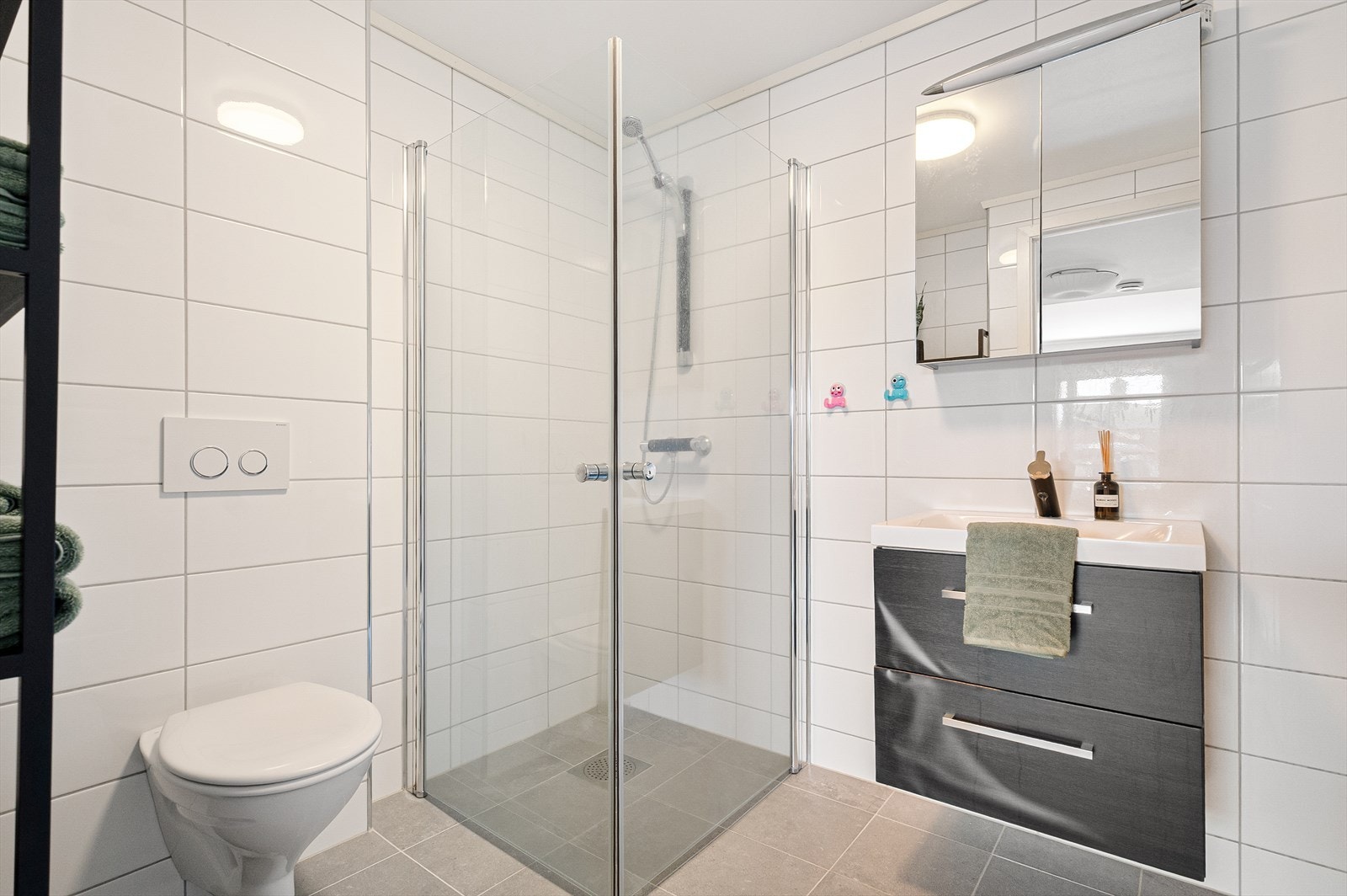 - Helfliset baderom med behagelig varme i gulv - Galleribilde