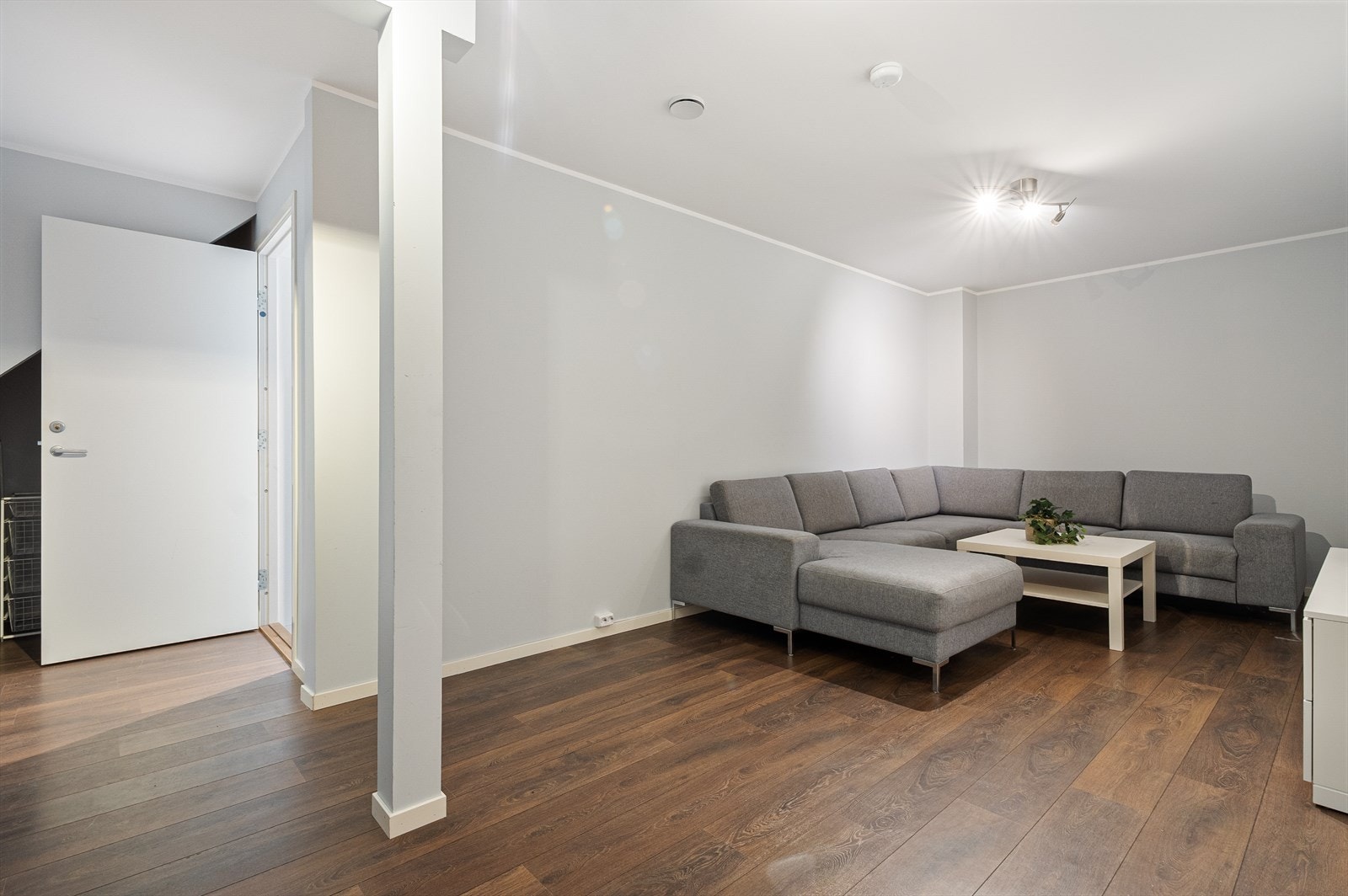 - Underetasjen inneholder trapperom og kjellerstue - Galleribilde