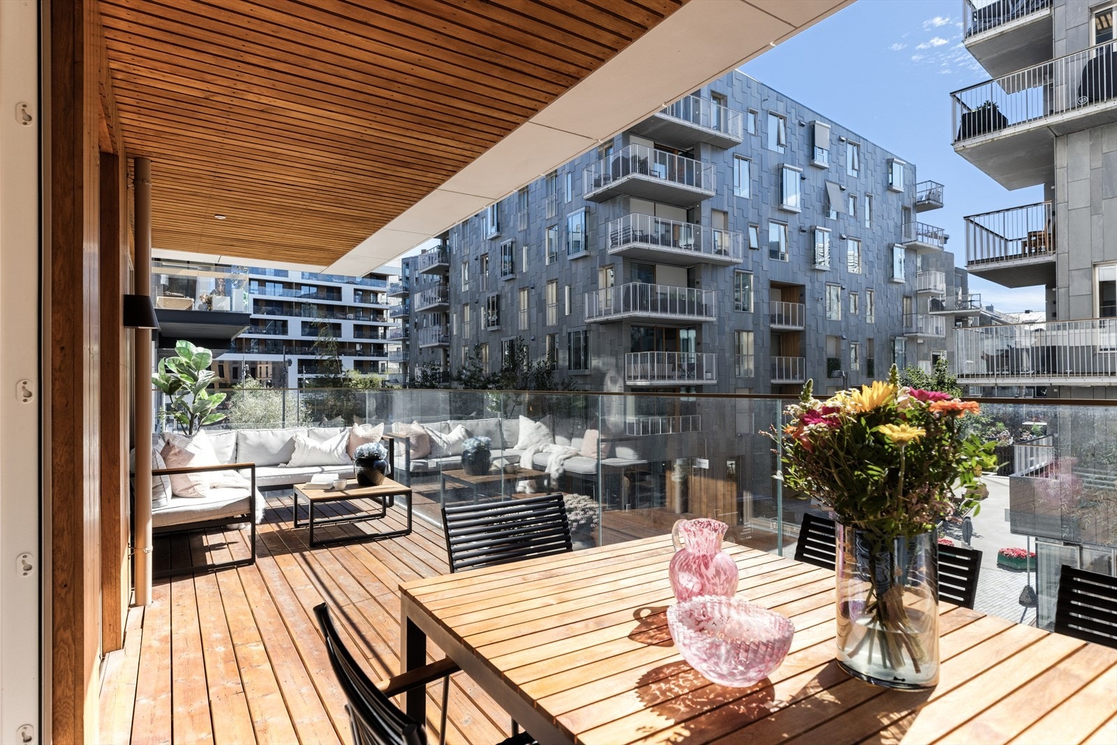 Svært romslig balkong på hele 18 m² med fritt utsyn og svært gode solforhold. Galleribilde