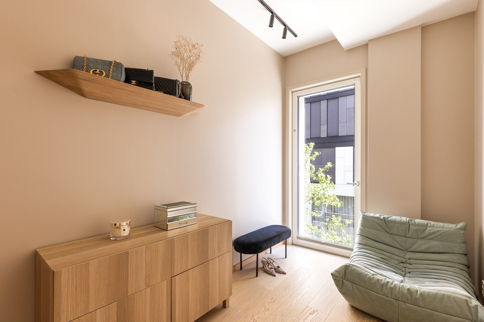 Plass til seng, nattbord og skrivepult/garderobe. Galleribilde