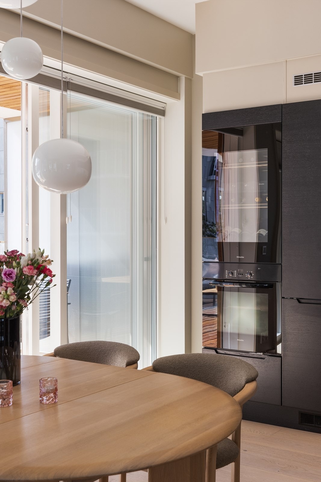 Fra stuen er det skyvedører i glass ut til den herlige balkongen som fungerer som en forlengelse av stuen både sommer og vinter. Galleribilde