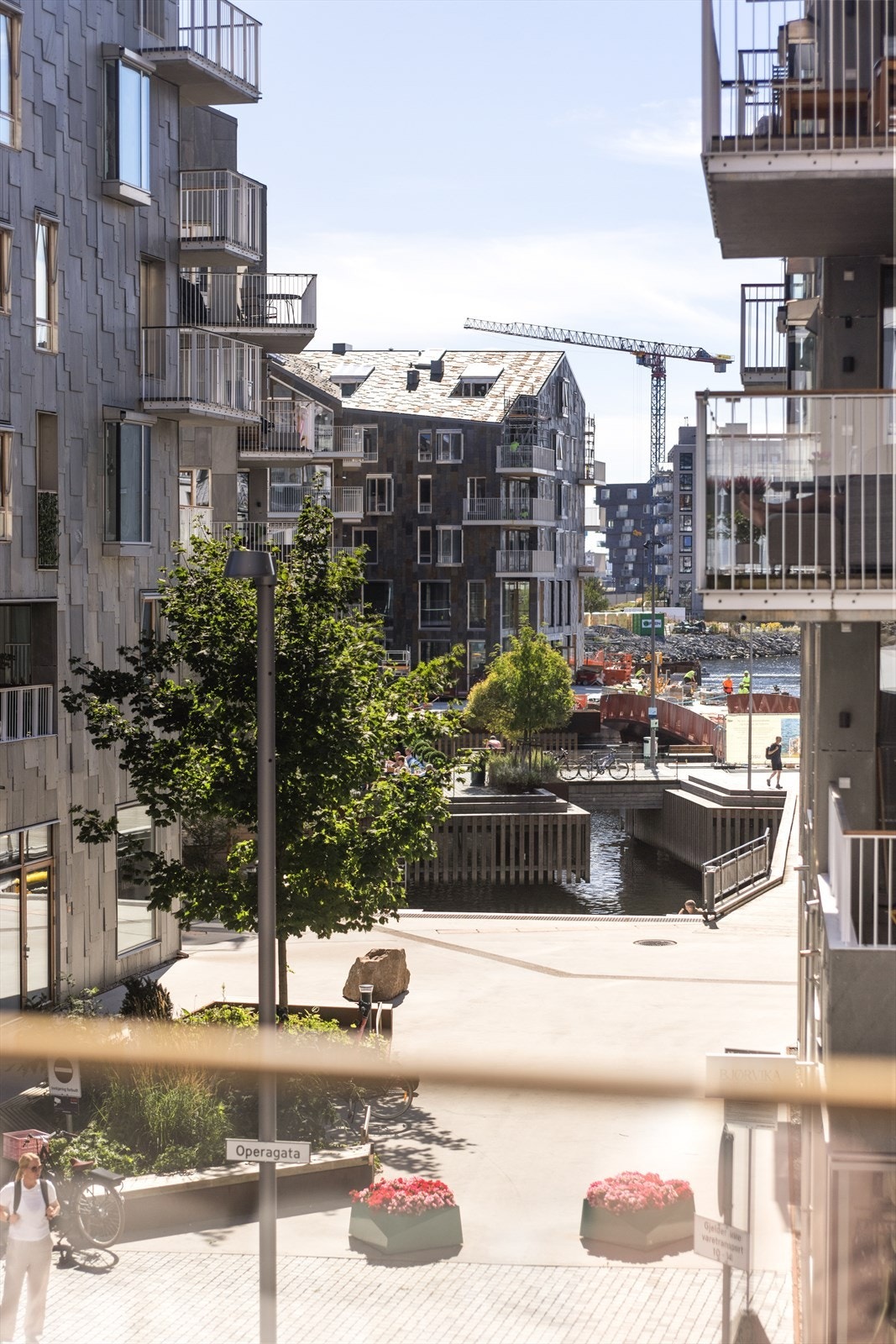 Herlig utsikt fra balkongen over ditt nye nabolag ved vannet. Galleribilde