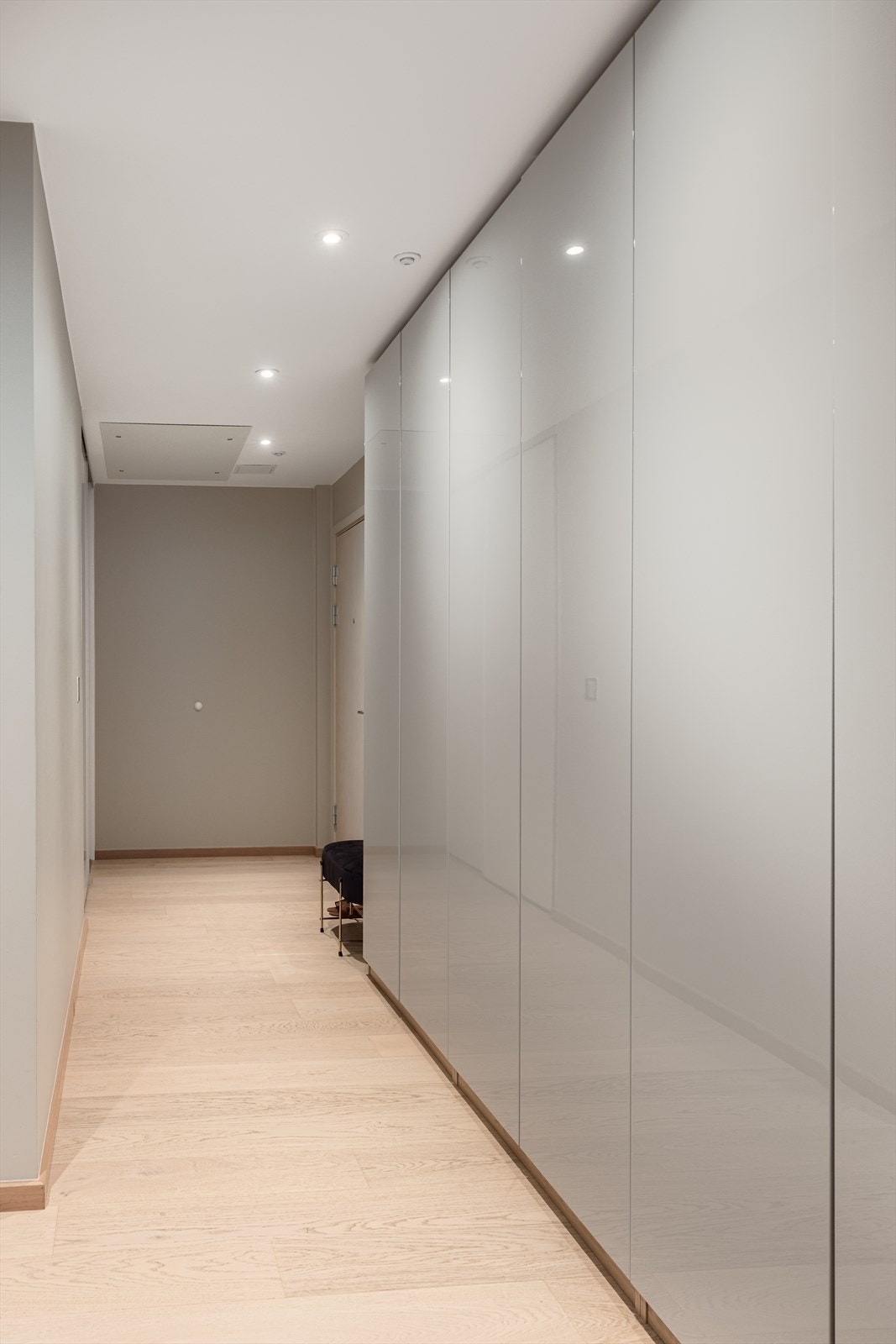 Plassbygget garderobeskap med rikelig oppbevaring, i tillegg til skyvedørsgarderobe på venstre side. Dørcalling gjør det enkelt å slippe inn gjester fra gateplan! Galleribilde