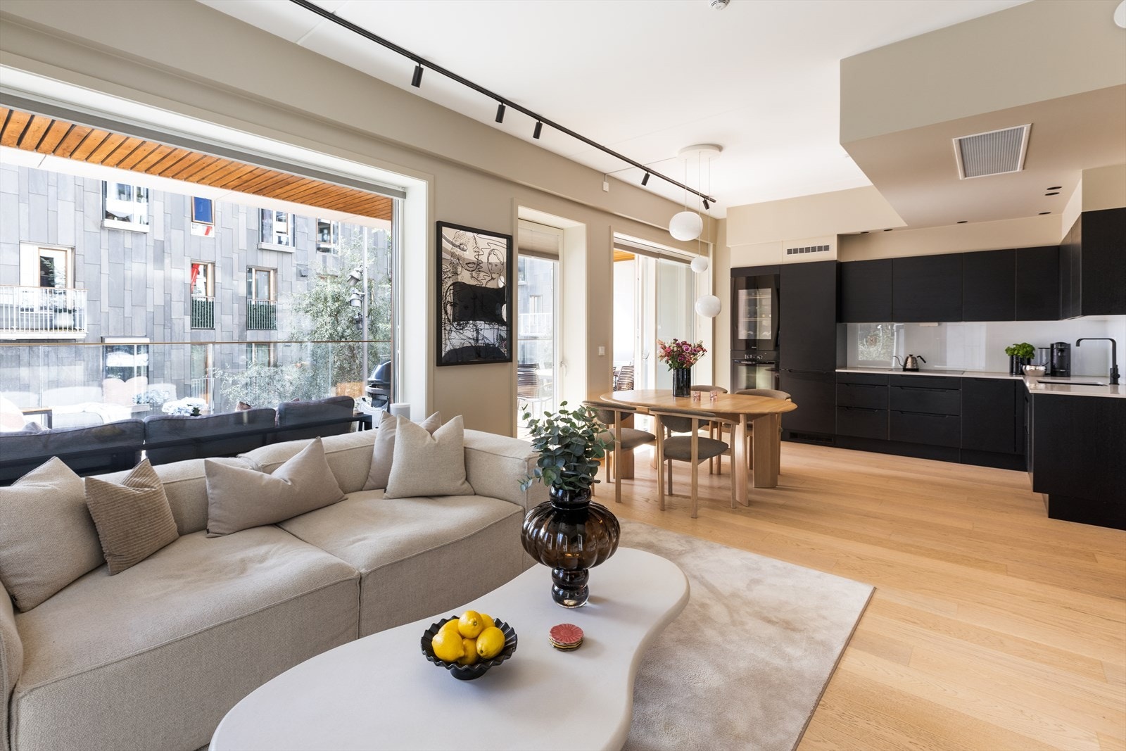Den generøse takhøyden på ca. 2,9 m² og de store vindusflatene skaper en god atmosfære med rikelig naturlig sollys. Galleribilde
