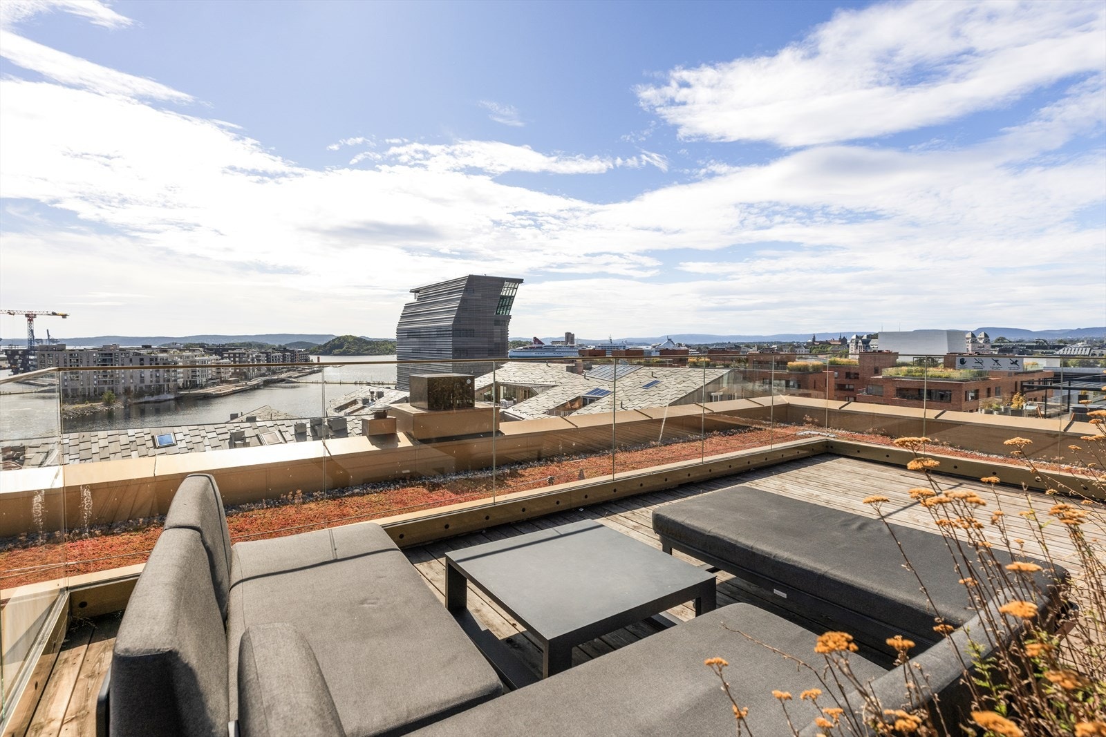 Felles takterrasse med fantastisk panoramautsikt over Oslo, og hyggelige lounge- og sittegrupper for beboerne. Galleribilde