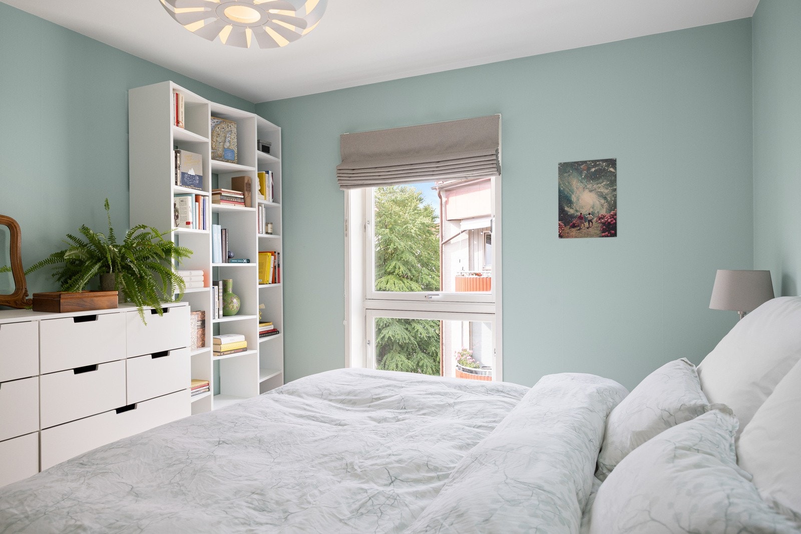 - God plass til dobbeltseng, nattbord og kommode - Galleribilde