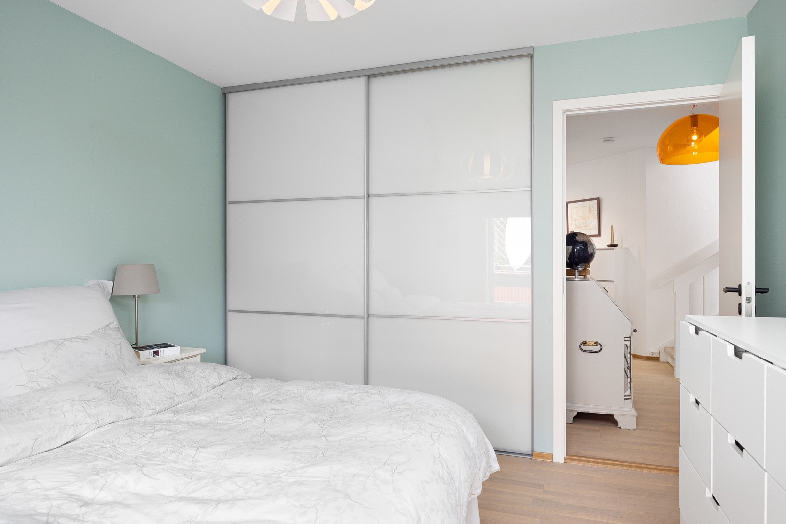 - Stor, medfølgende skyvedørsgarderobe - Galleribilde