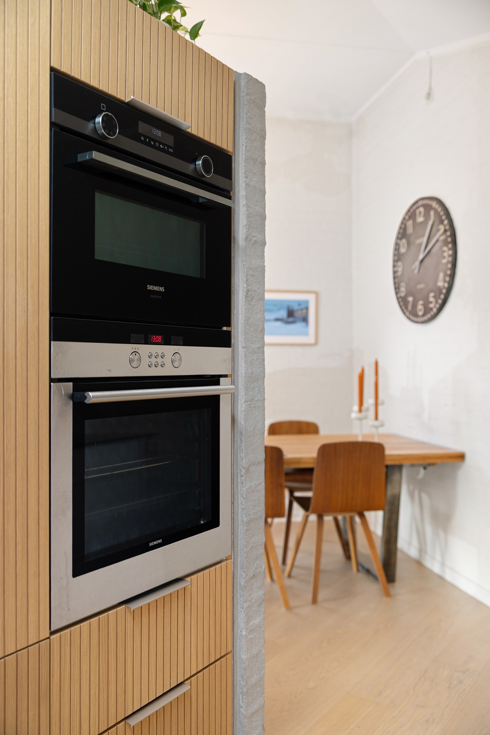 - To integrerte ovner der den ene er kombinert microbølgeovn/varmluftsovn - Galleribilde