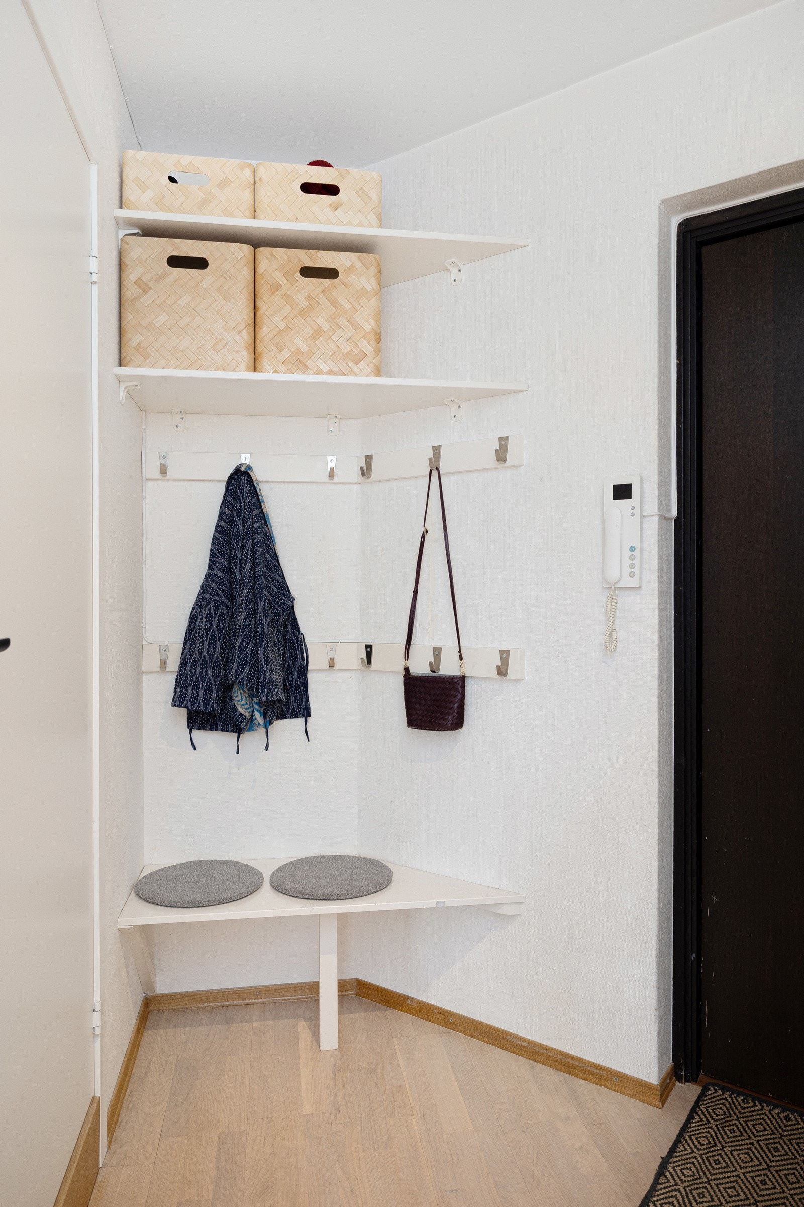 - Lys og romslig entré med plassbygget sittebenk, hyller og oppheng til jakker - Galleribilde