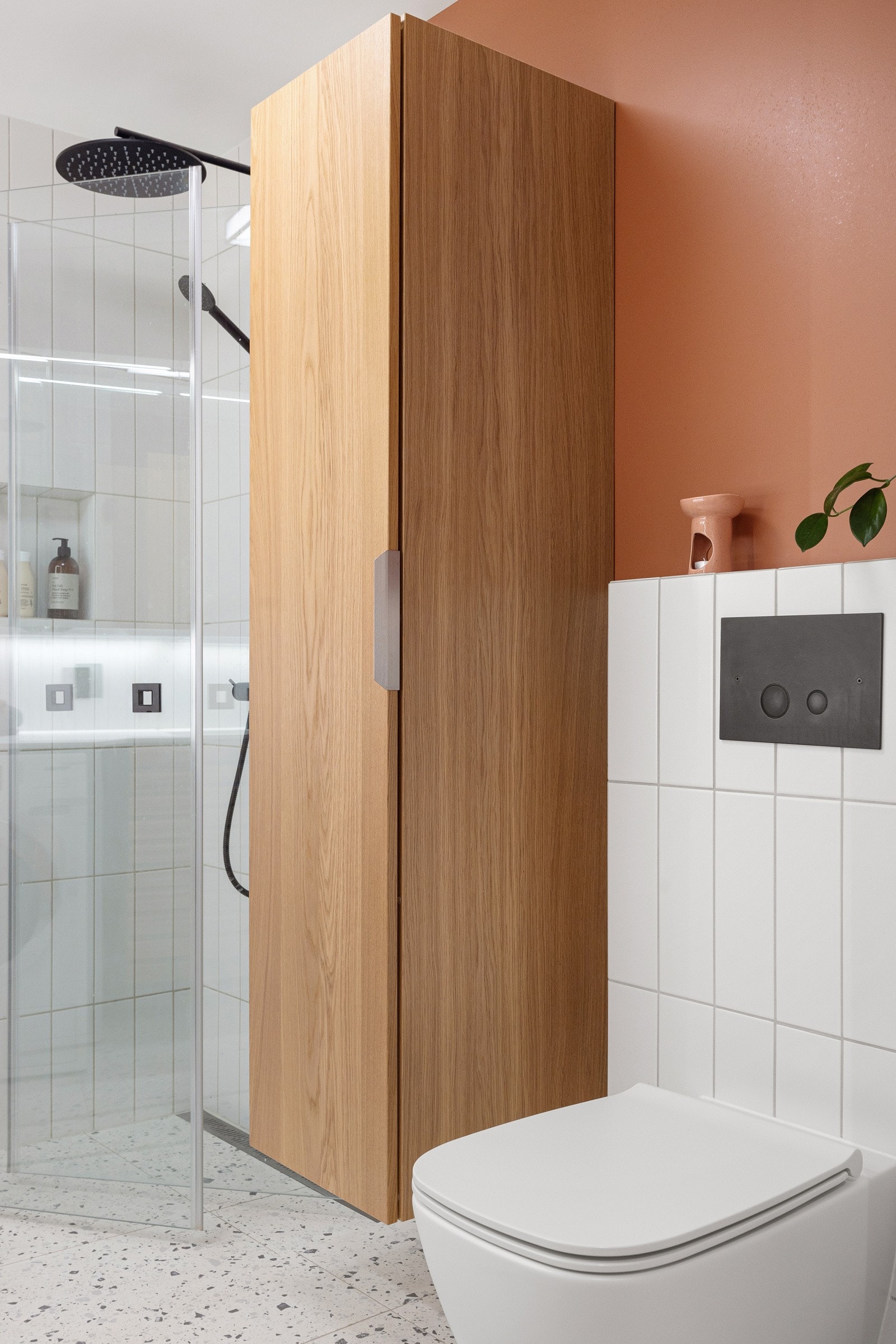 - Veldig god oppbevaringsplass i badet med bl.a servantskap og høyskap i heltre eik fra Linn Bad - Galleribilde