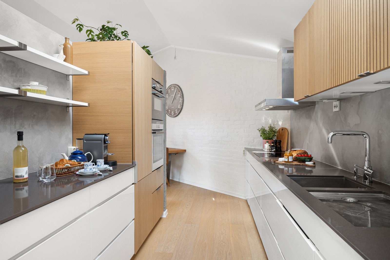 - Kjøkkenet ligger i halvåpen løsning mot stuen - Galleribilde