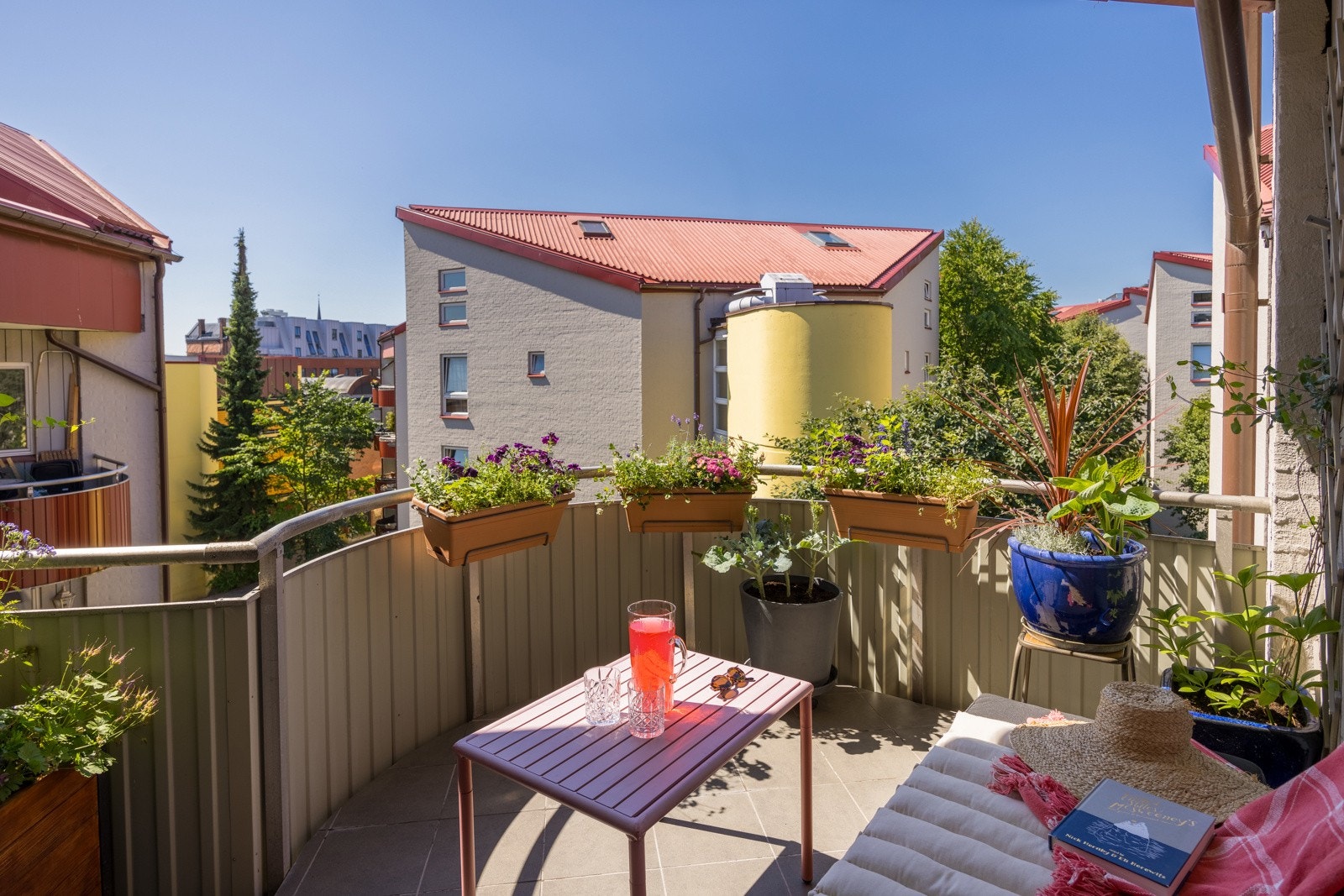 - Utgang til hele 10 m² solrik, vestvendt balkong mot rolig indre gårdsrom - Galleribilde