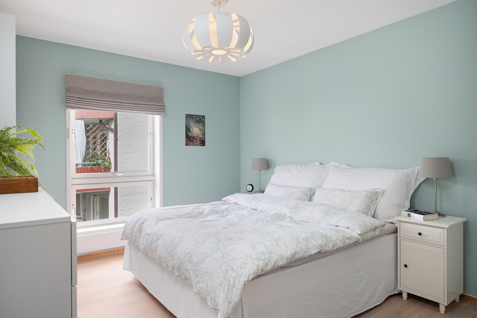 - Stort, luftig hovedsoverom, vendt mot rolig indre gårdsrom - Galleribilde