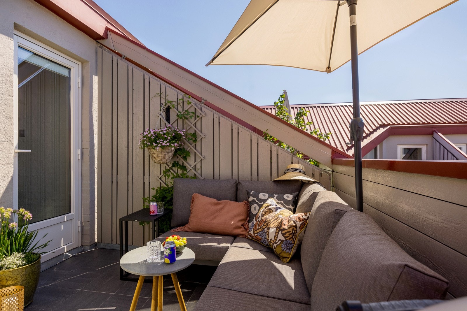 - Takterrassen er renovert 2025 og har sol fra ca kl 11:00 til solnedgang sommerstid - Galleribilde