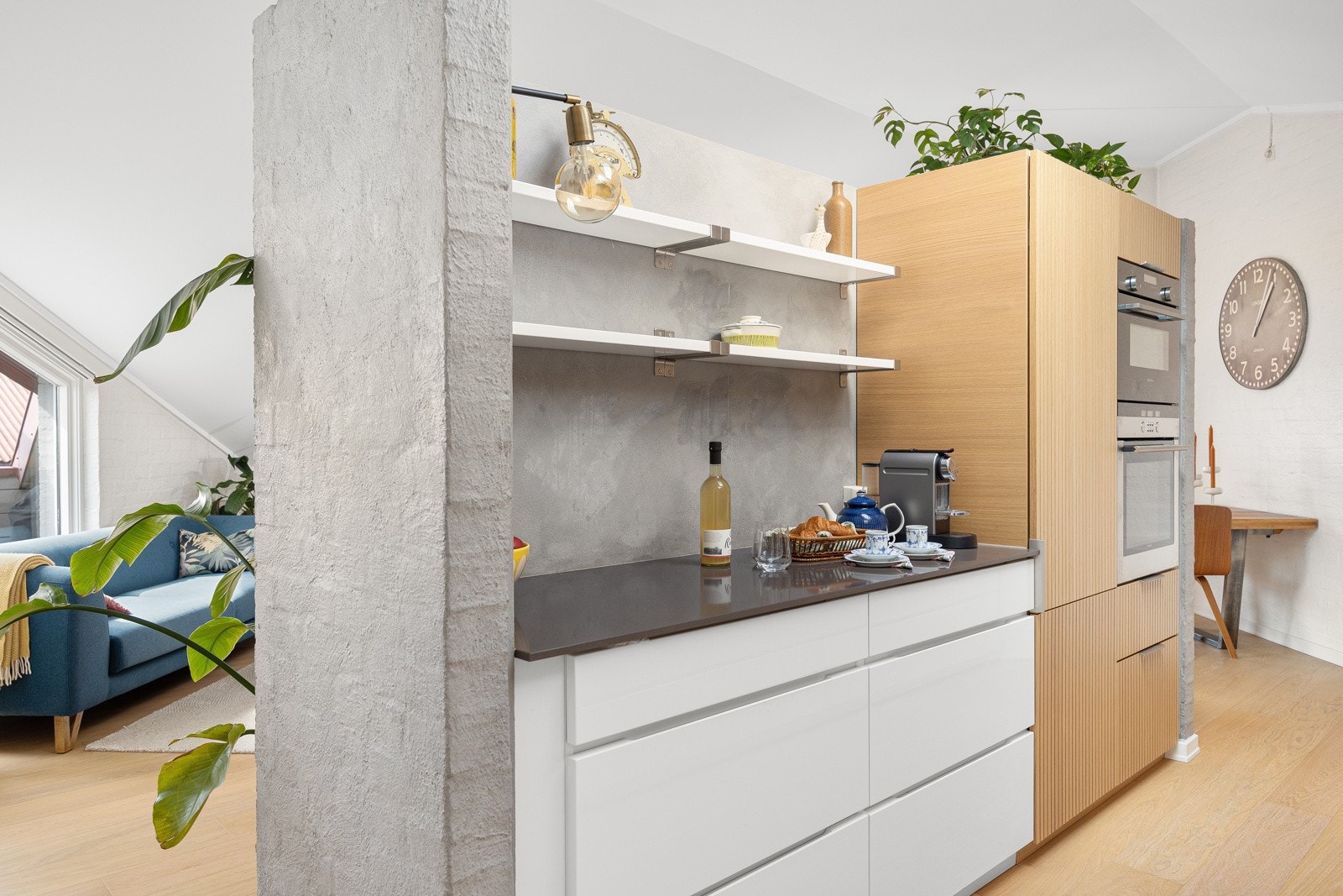 - Integrert stekeovn, kombinert microbølgeovn/varmluftsovn, induksjonstopp, oppvaskmaskin og kjøleskap - Galleribilde