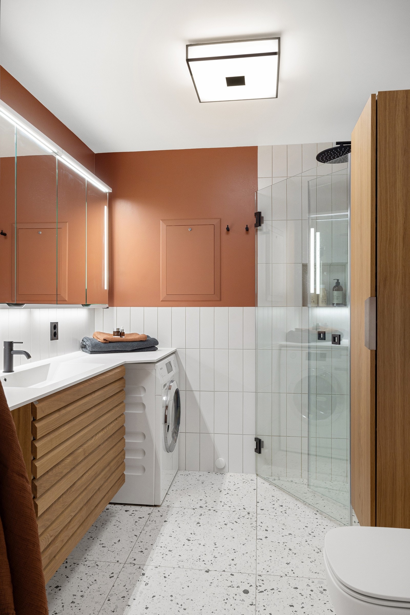 - Dusjnisje med innfellbare dusjvegger, vegghengt toalett, servant med skap, vegghengt skap og dobbelt speilskap med lys - Galleribilde