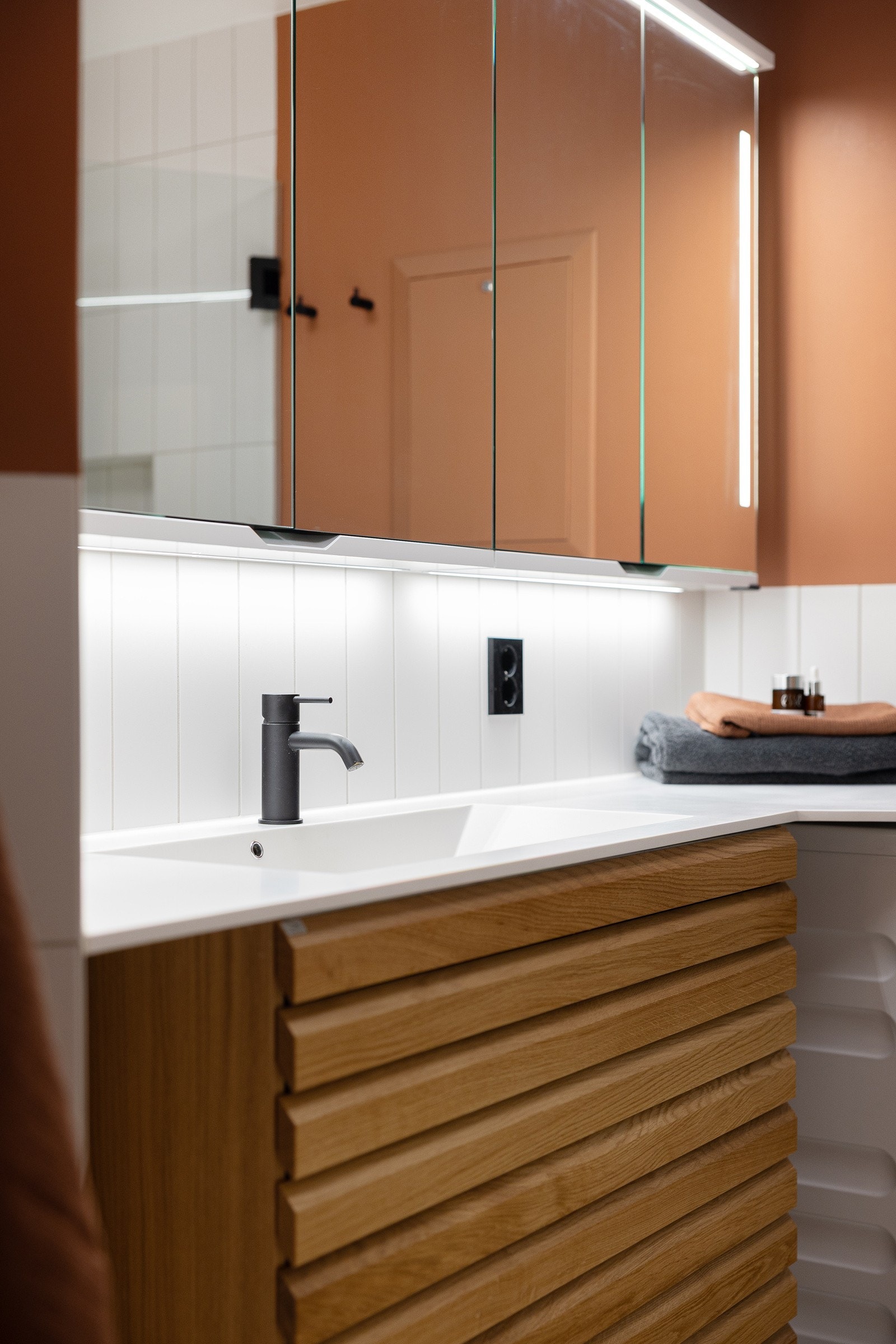 - Opplegg for vaskemaskin under spesialtilpasset benkeplate i kompositt fra Kuma - Galleribilde