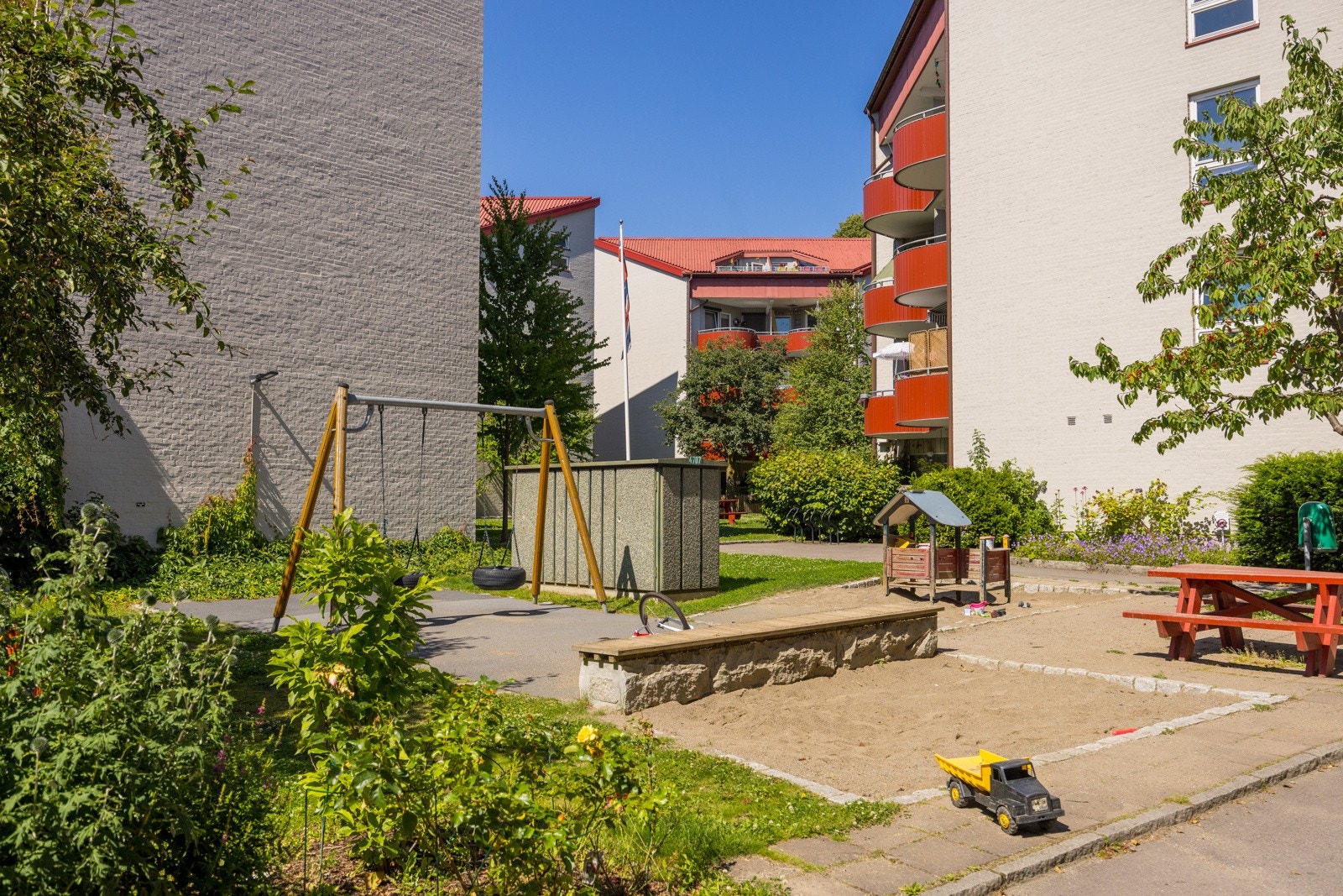 - Særdeles barnevennlig borettslag med lekeapparater, sittegrupper, plen og beplantning - Galleribilde