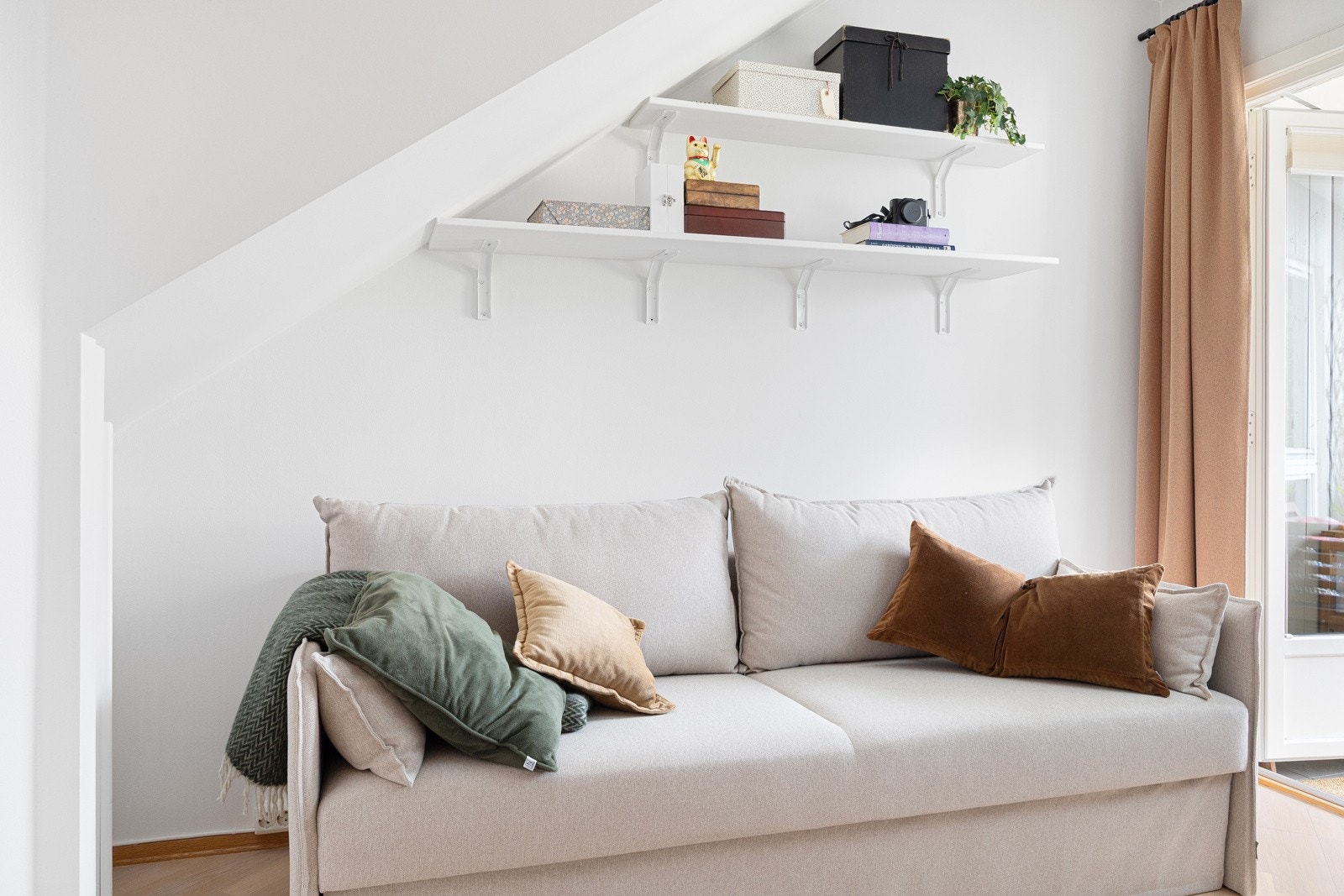 - Plass til sittegruppe, kontorpult, bokhylle osv - Galleribilde