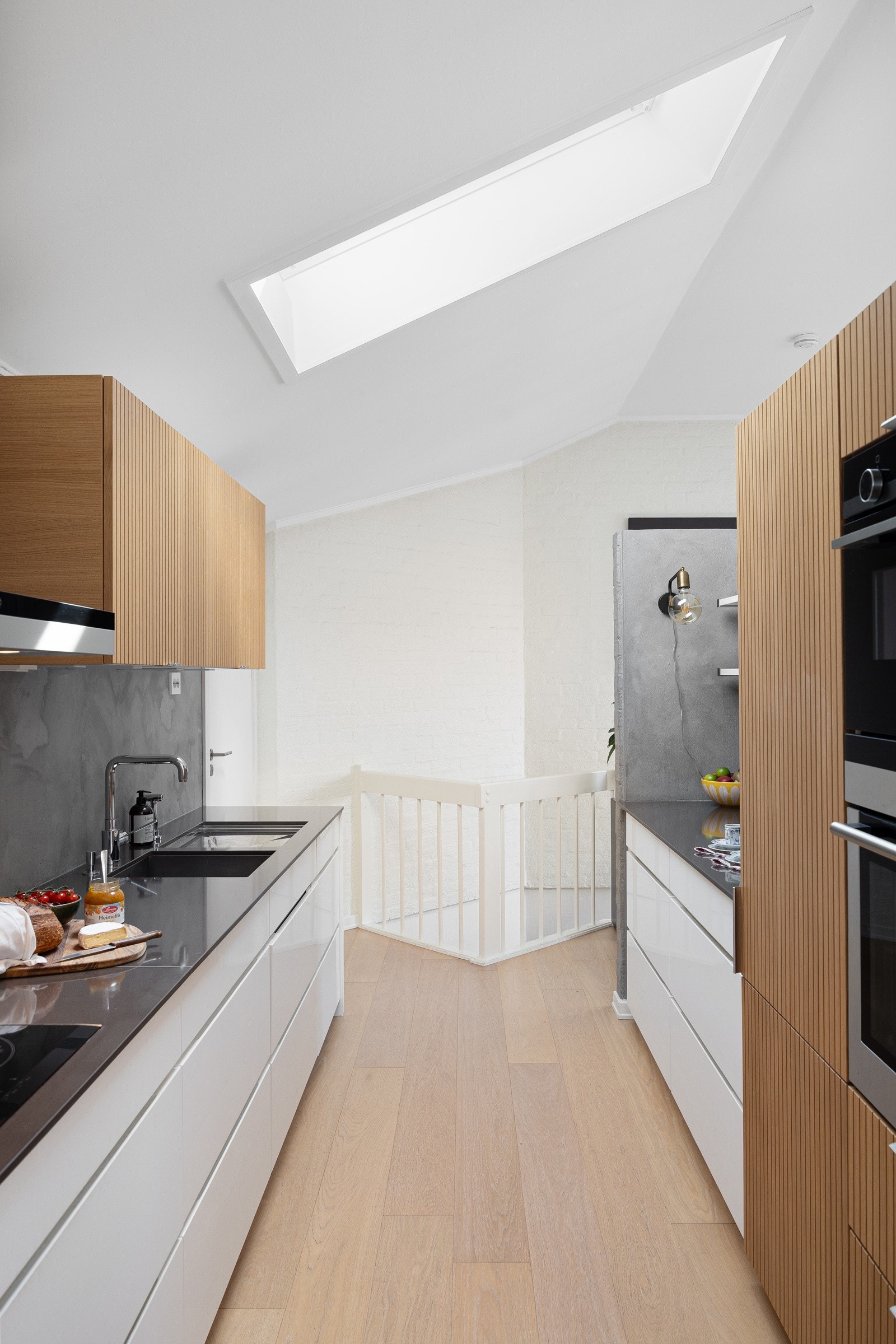 - Takvindu som slipper naturlig lys inn i kjøkkendelen - Galleribilde