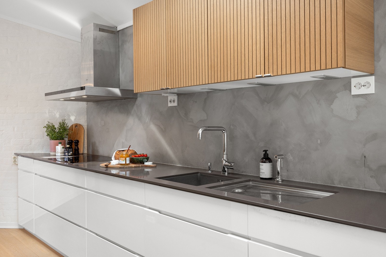 - Pent, moderne kjøkken fra Kvik med kombinasjon av eik og glatte fronter. God skap- og benkeplass - Galleribilde