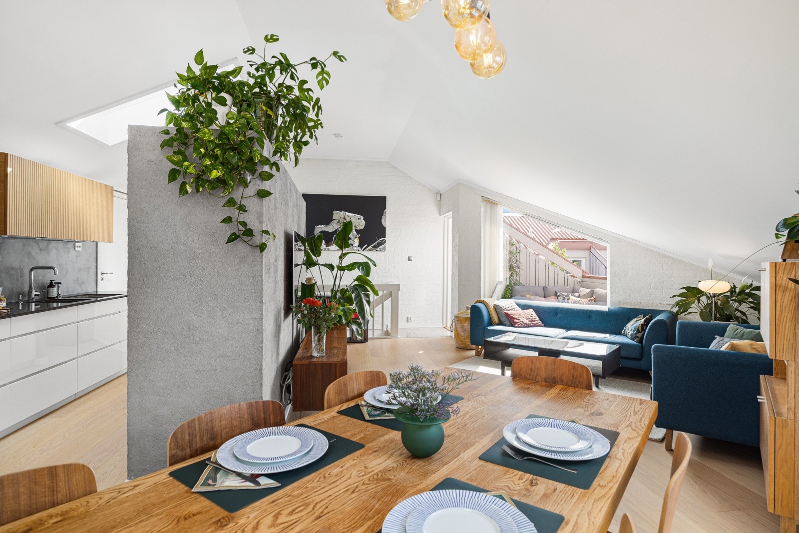 - Plass til tv-krok, sittegruppe, bokhylle og reol - Galleribilde