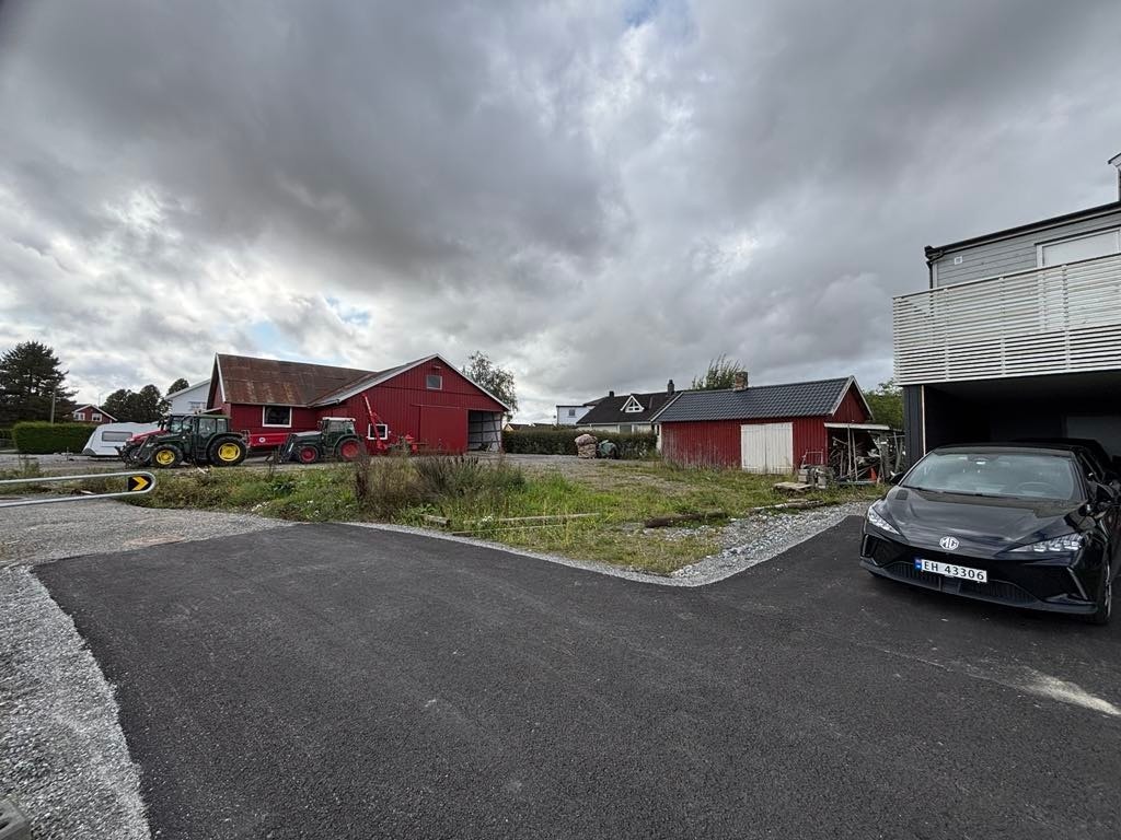 Tomten sett fra nord, tomten grenser til nyetablert boligrekke mot nord og tilhørende friområde. Galleribilde