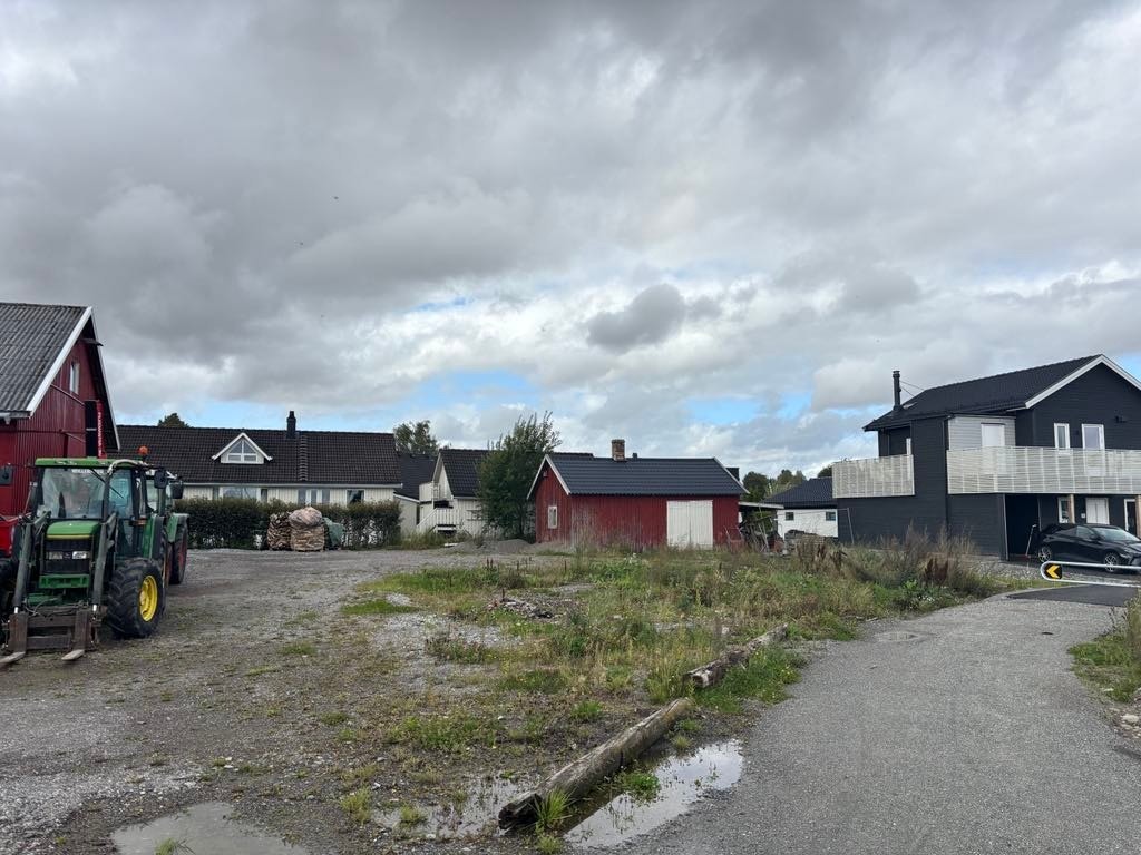 Tomten sett fra øst. Dagens gårdsbygninger som står på tomten rives. Galleribilde