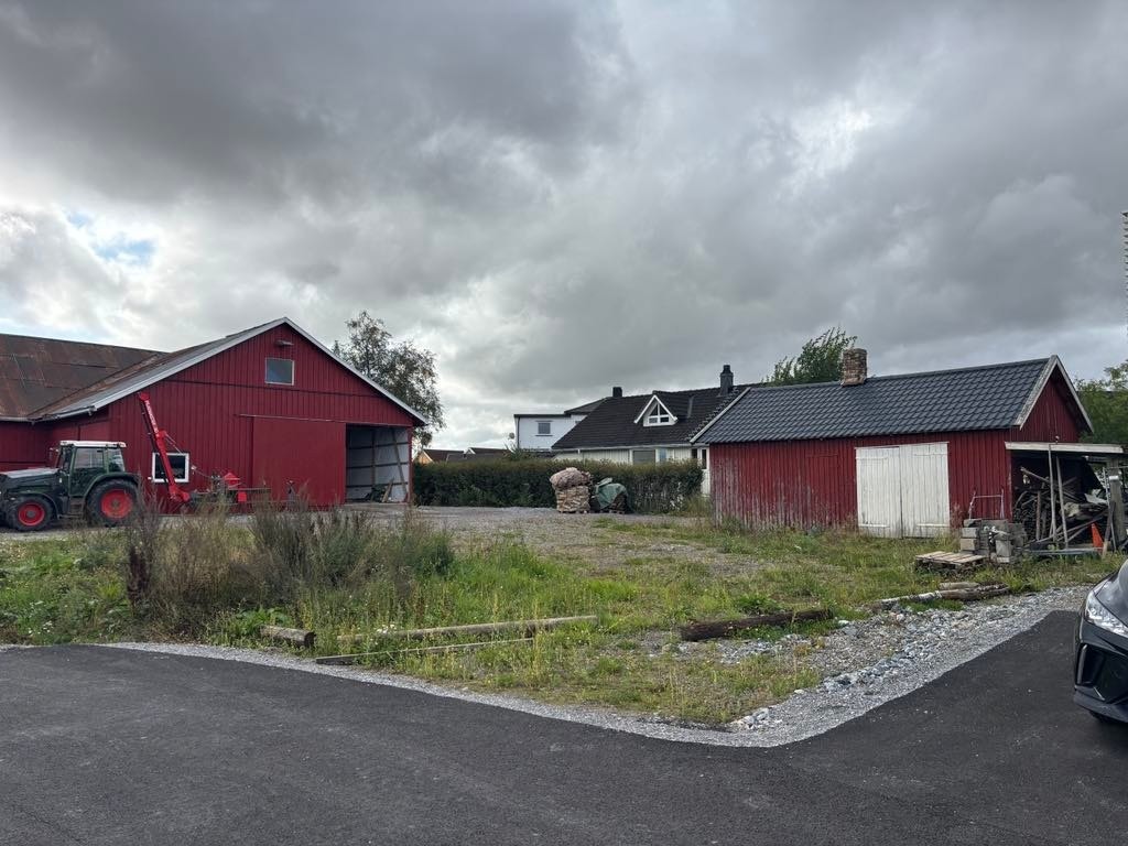 Tomten sett fra nord. Dagens gårdsbygninger som står på tomten rives. Galleribilde