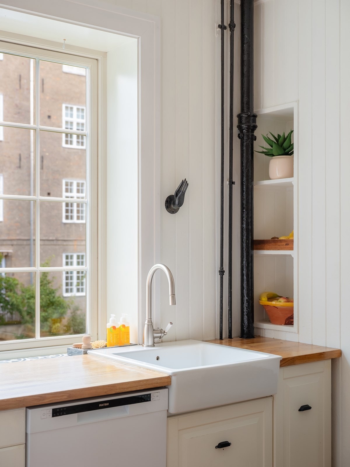 Benkeplate av eik med tilpasset porselen vaskekum. Galleribilde