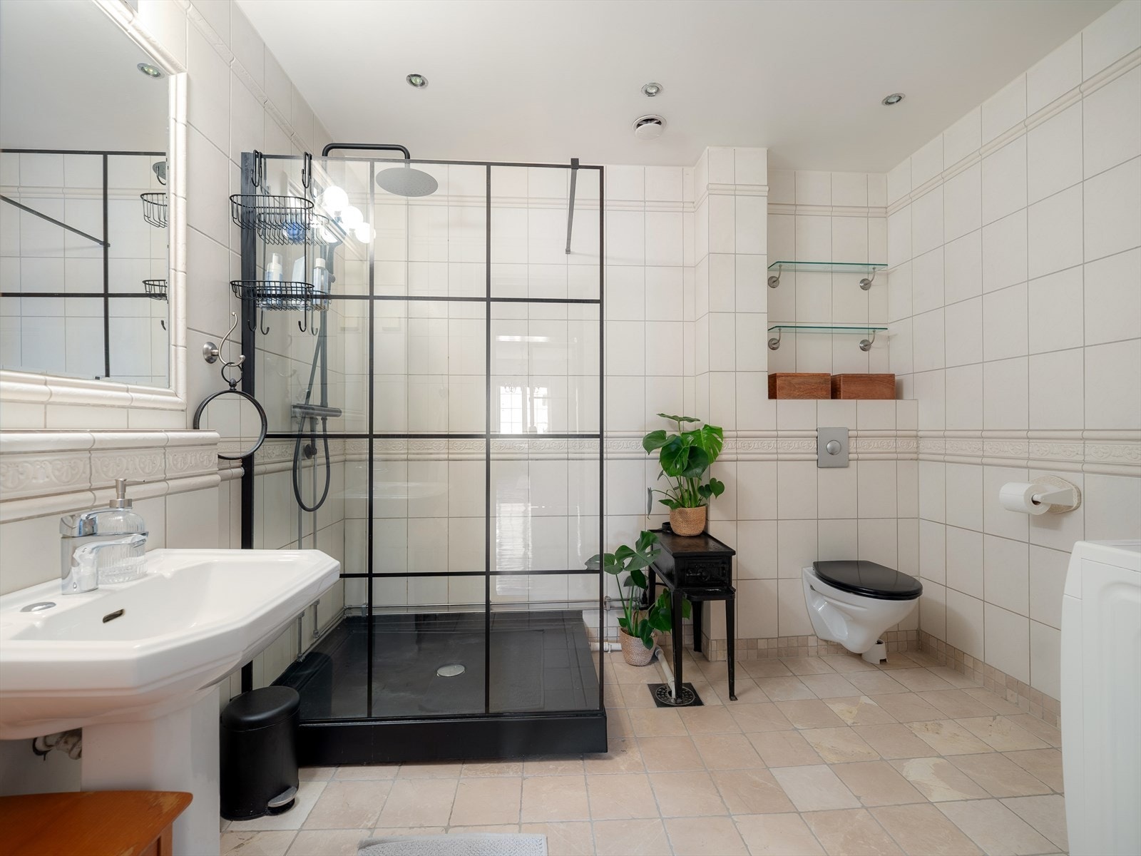 Bad pusset opp i 2008. Oppgradert i 2021 med nytt dusjkar, dusjvegg, dusj blandebatteri og blandebatteri. Galleribilde