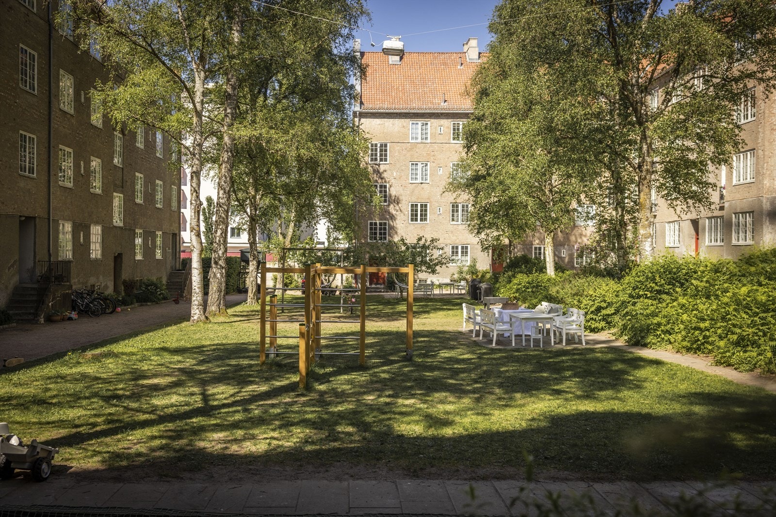 Pent opparbeidet bakgård til glede for sameiets beboere. Enkel adkomst via baktrappen og portrom. Galleribilde