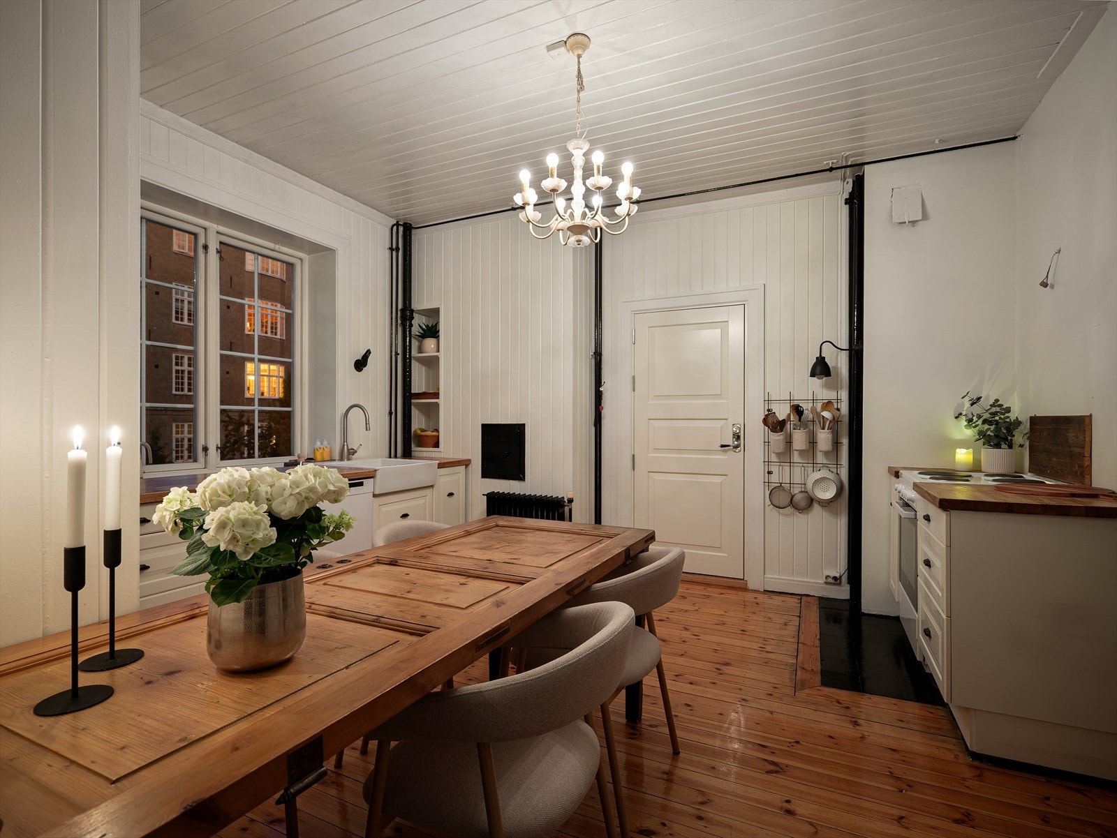 Utgang til baktrapp fra kjøkkenet. Galleribilde