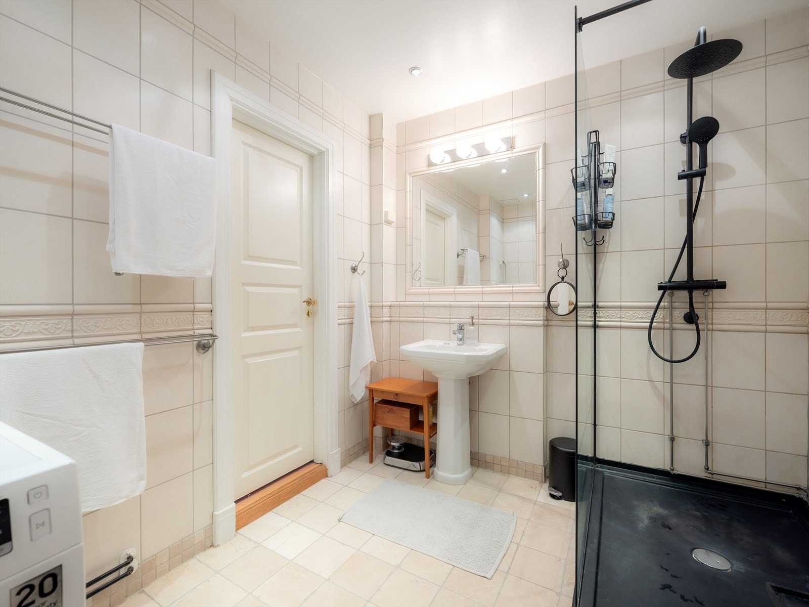 Søyleservant og speil i flis over servant. Galleribilde