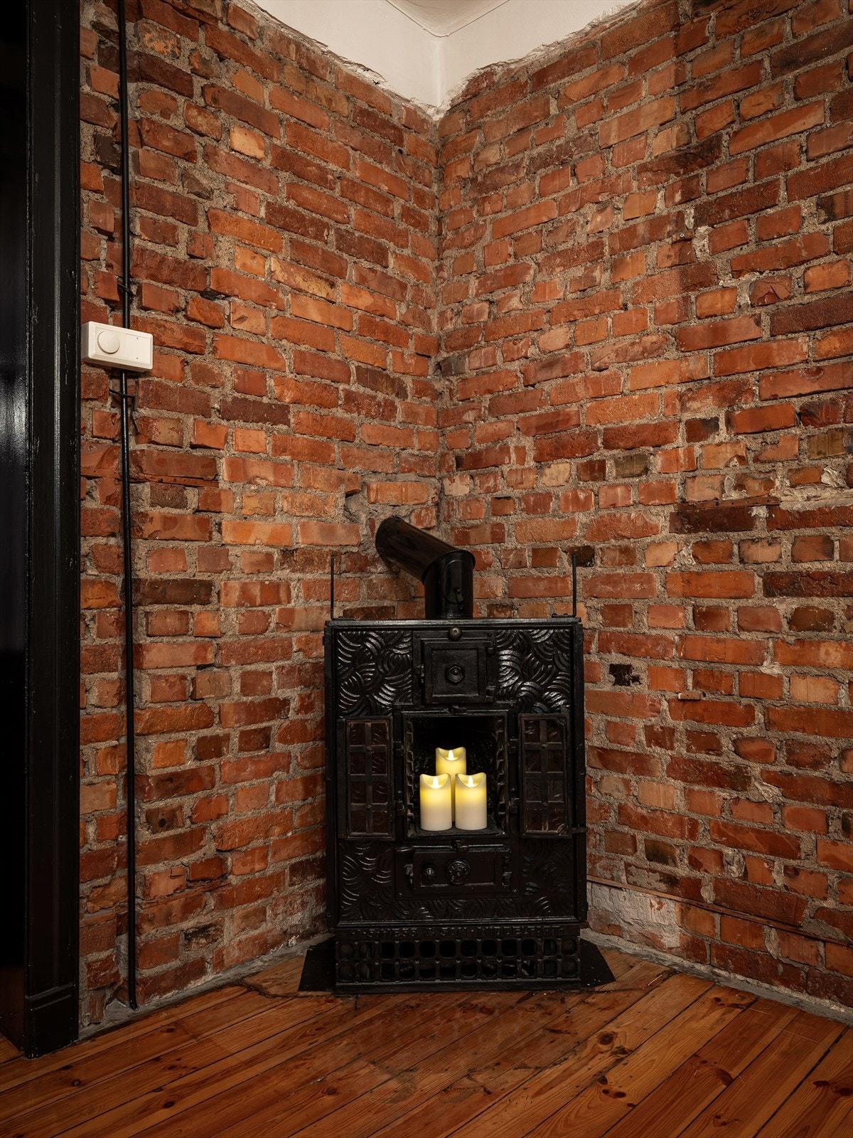 Klassiske og sjarmerende vedkamin i stue. Pipeløpet er ikke rehabilitert. Det er fyringsforbud for dette pipeløpet. Selger har ikke brukt ildstedet. Galleribilde