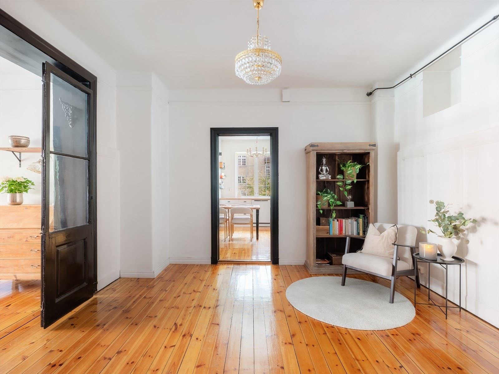 Romslig forstue med flere møbleringsmuligheter. Galleribilde