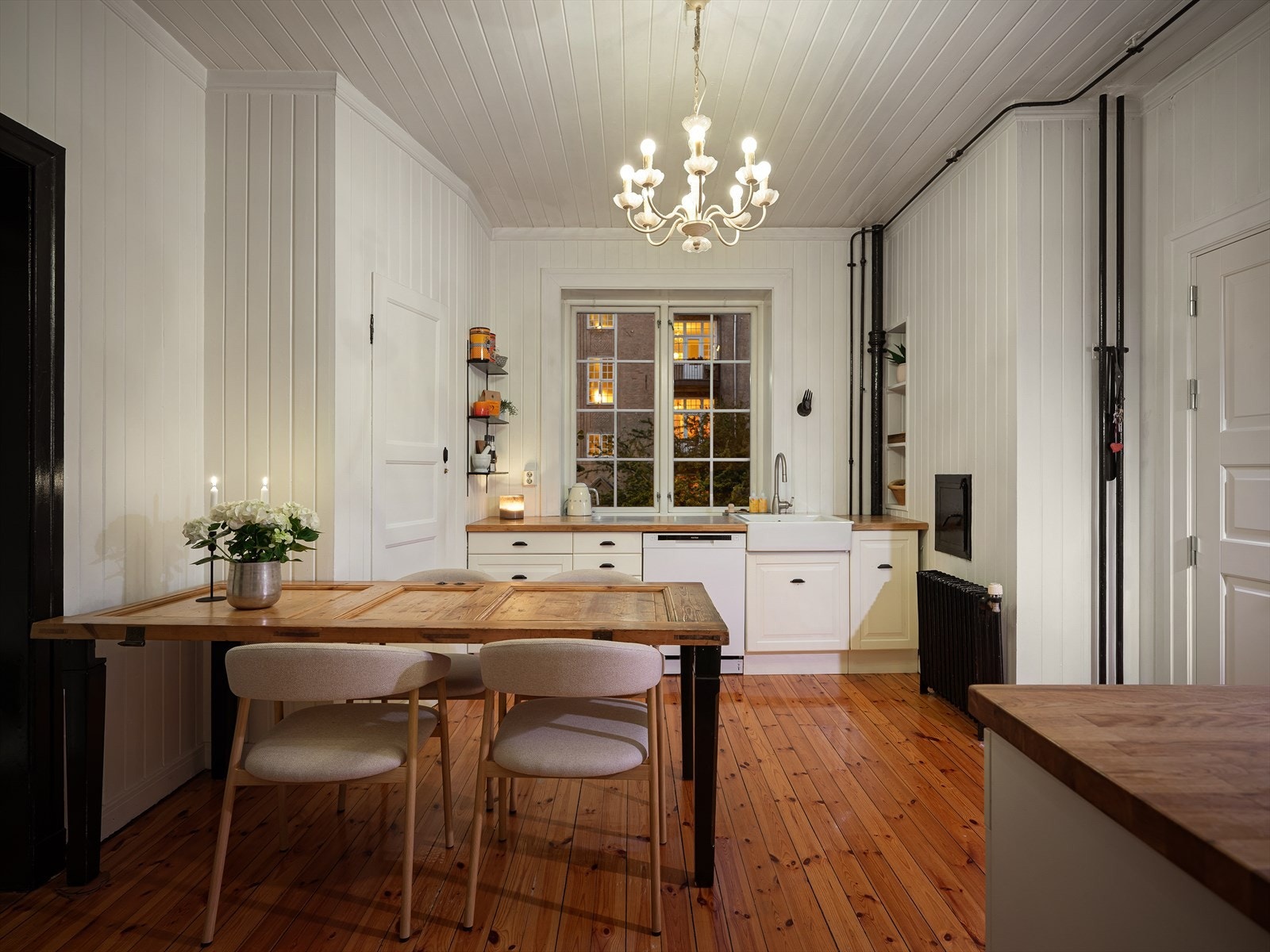 Lyst spisekjøkken med god plass til spisebord og tilhørende møblement. Galleribilde