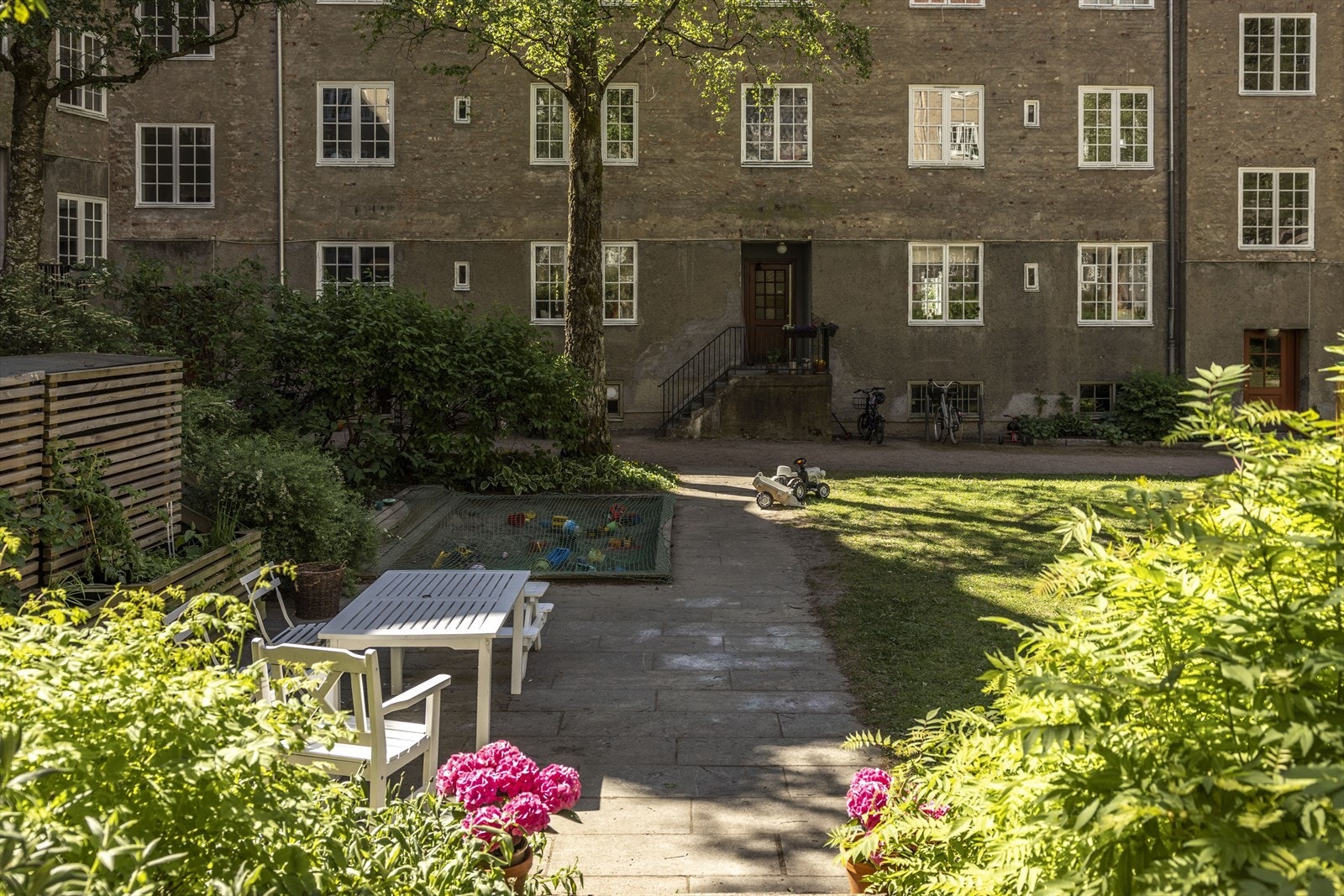 Fantastisk stor og frodig bakgård på Jessenløkken. Galleribilde