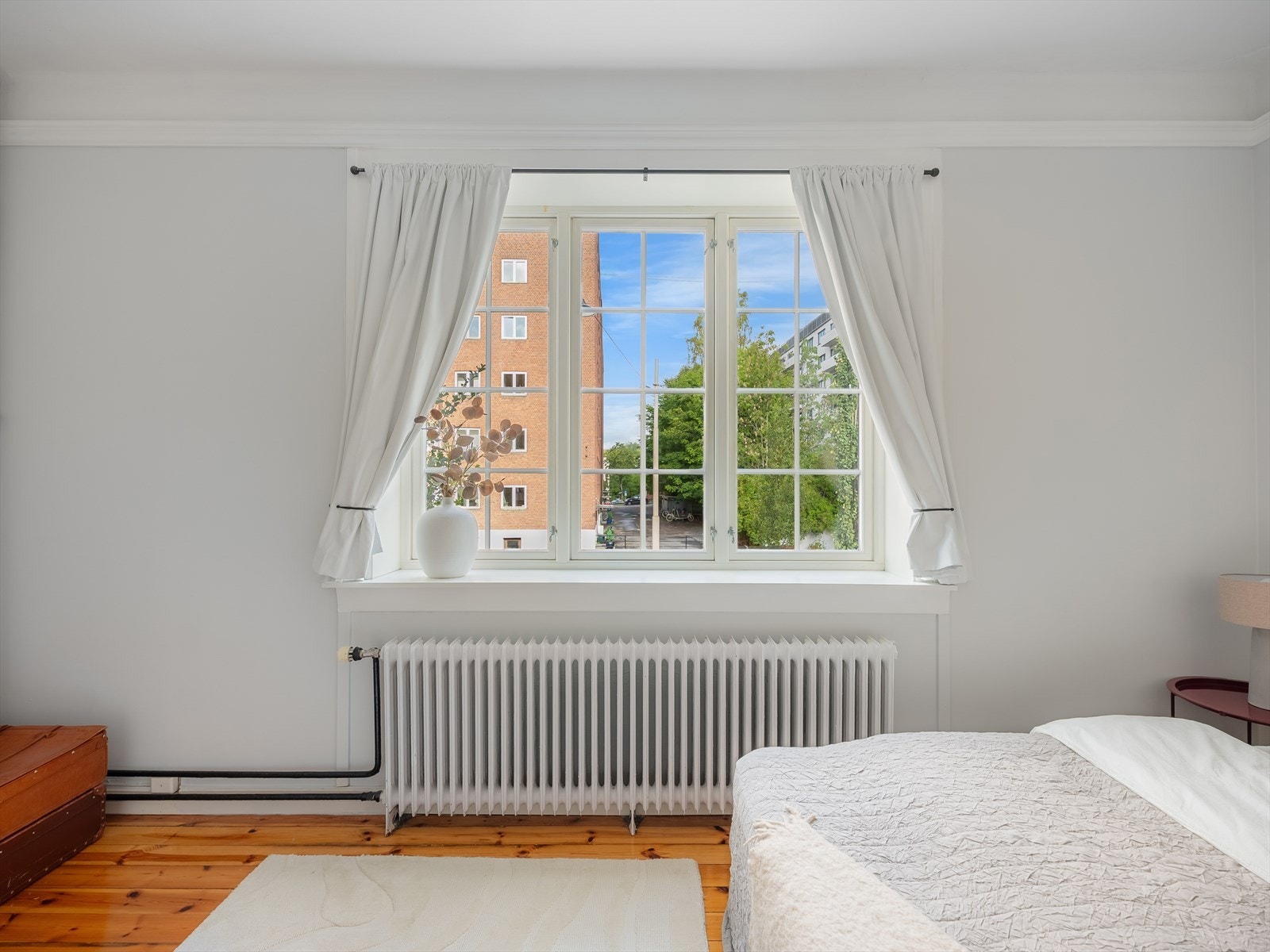 Rikelig med naturlig lys også på soverommet. Galleribilde