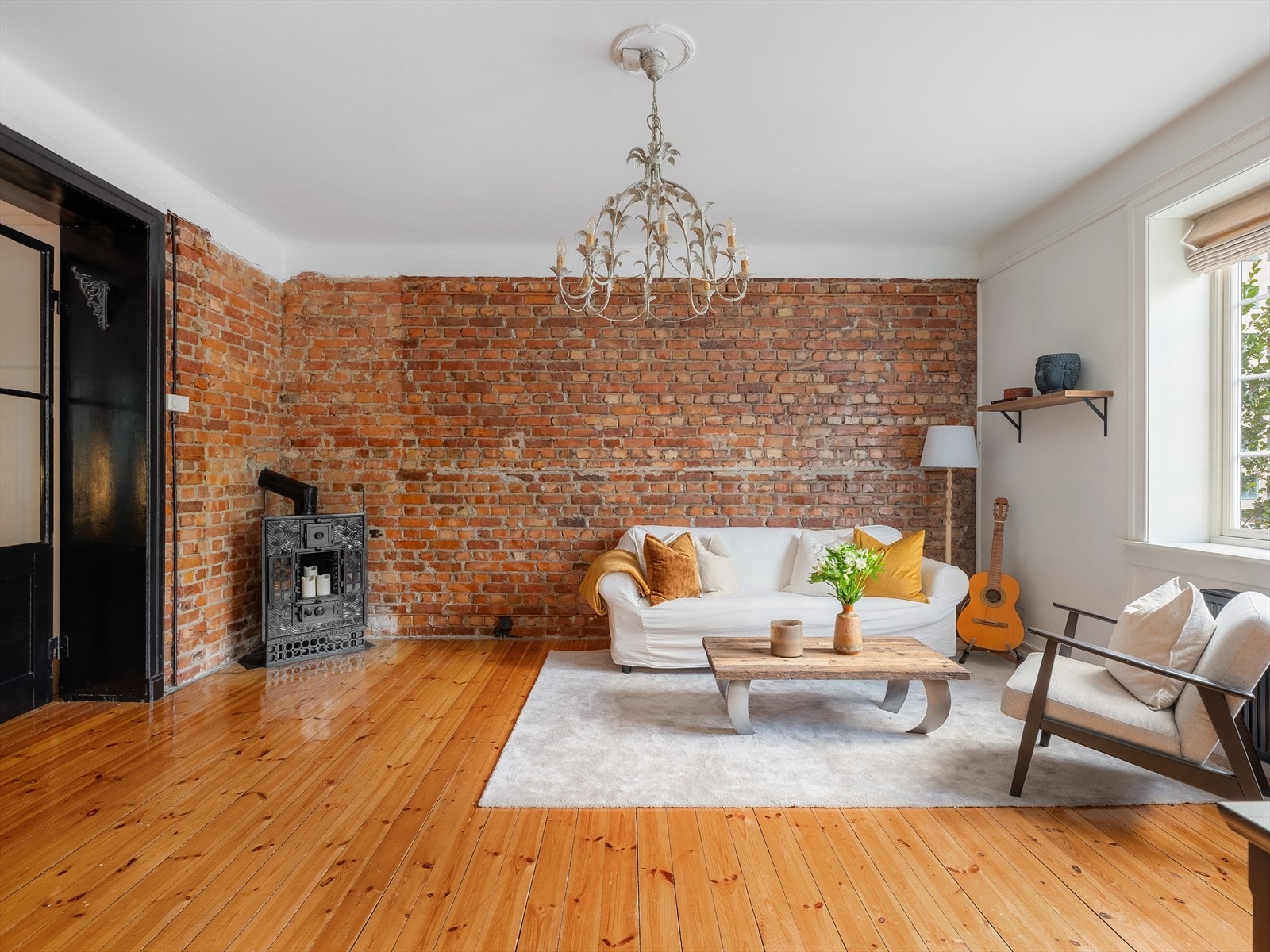 Romslig stue som byr på flere gode møbleringsmuligheter. Galleribilde